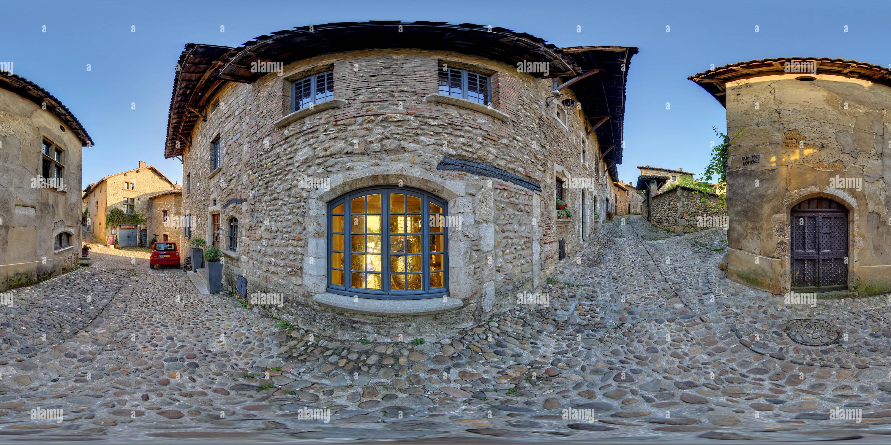 Visualizzazione panoramica a 360 gradi di Pérouges Village Médiéval rue des Rondes 2790