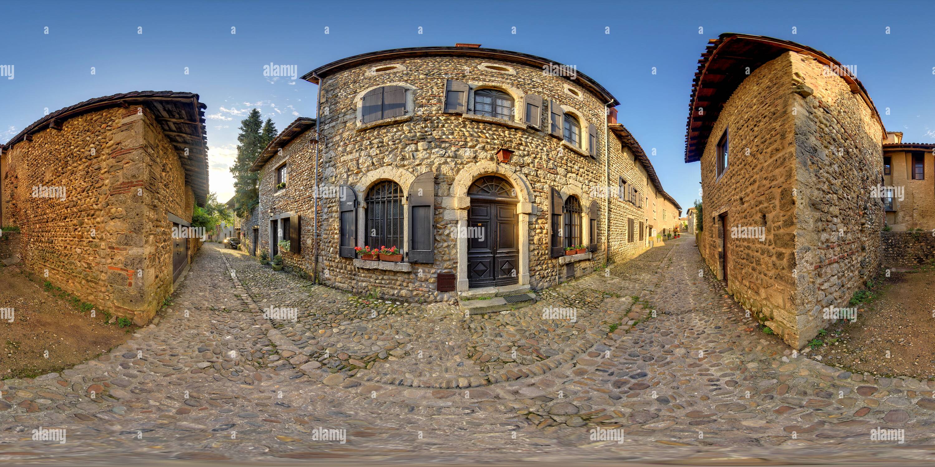 Visualizzazione panoramica a 360 gradi di Pérouges Village Médiéval rue des Rondes 2726