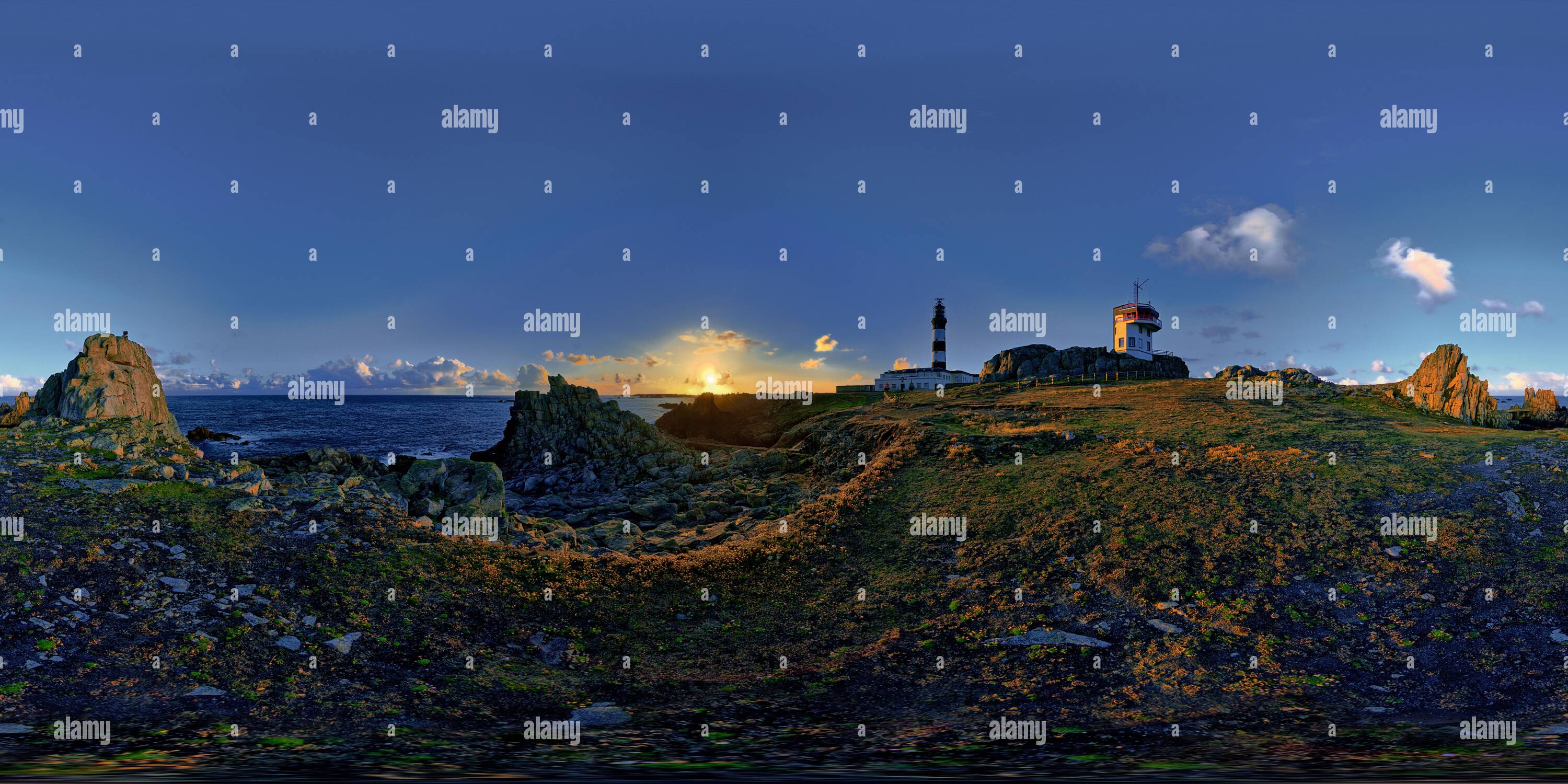 Visualizzazione panoramica a 360 gradi di Sunrise a faro du Créac'h, scogliere e Semaphore, Île d'Ouessant Bretagne 4156