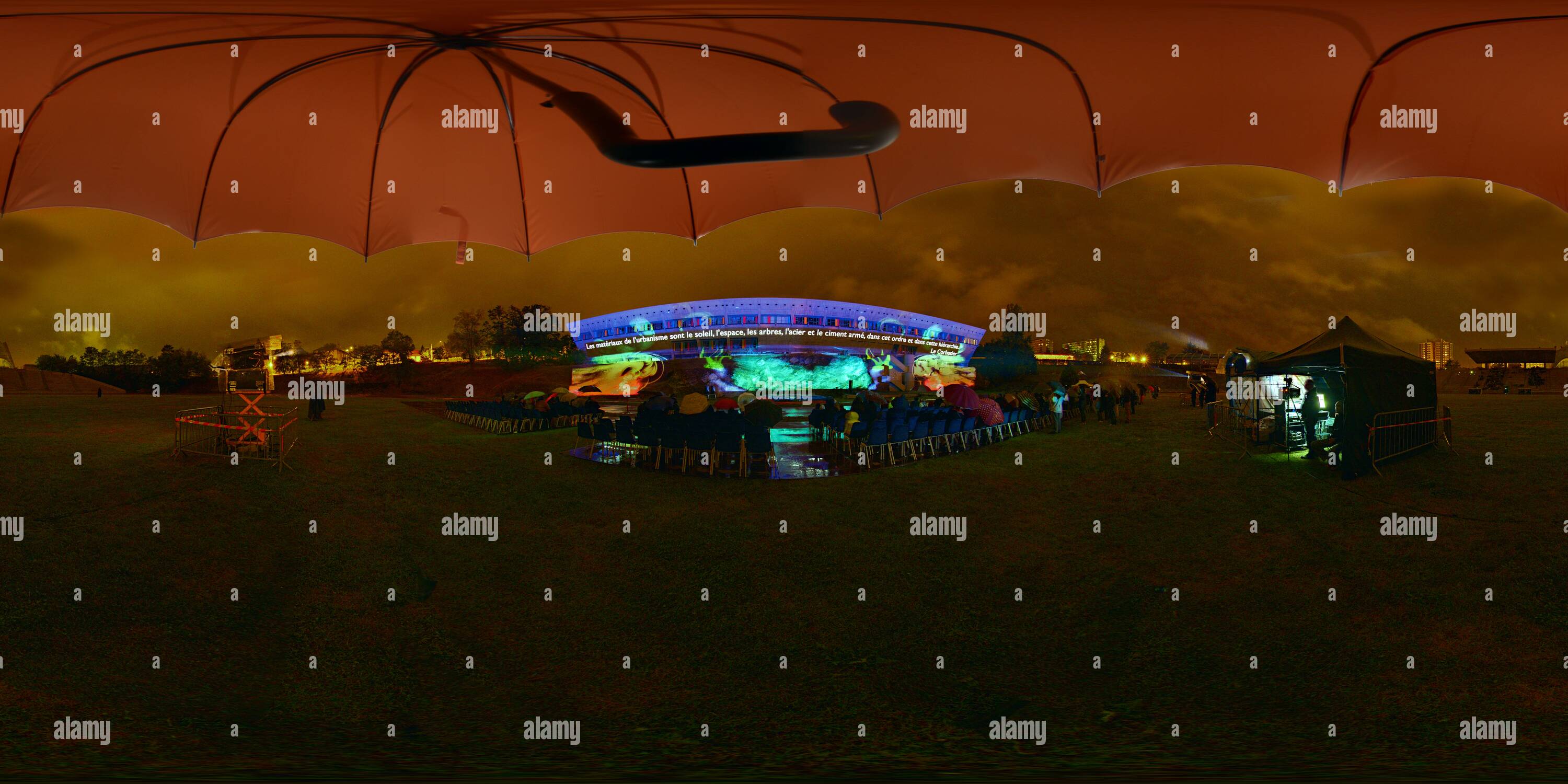 Visualizzazione panoramica a 360 gradi di Firminy, Le Corbusier, spettacolo, Les Couleurs de La Nuit, patrimonio mondiale Unesco 6408c