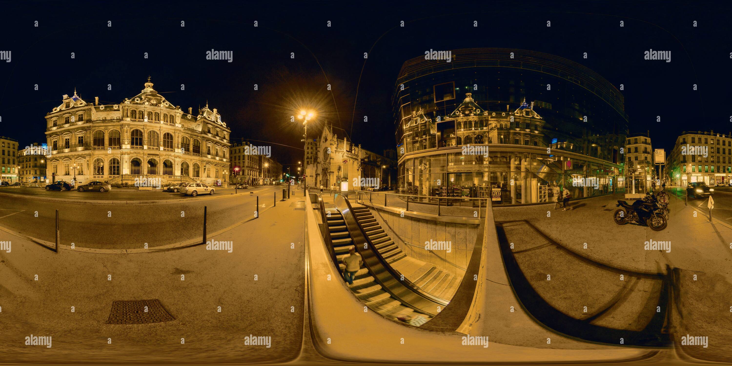 Visualizzazione panoramica a 360 gradi di Nightview Stazione metropolitana Cordeliers, riflessione al Palais de la Bourse in Grand Bazar, Lione 7919