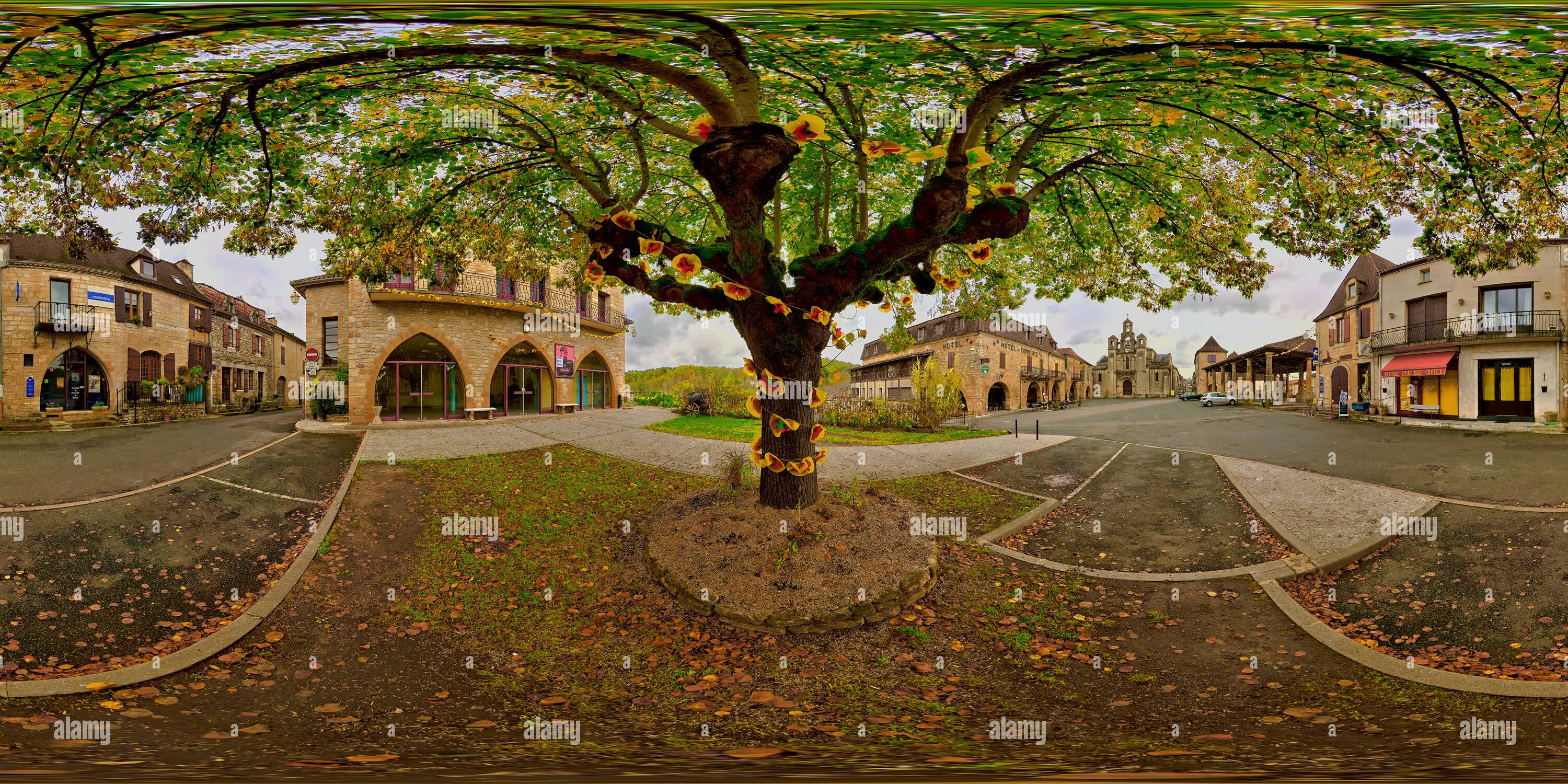 Visualizzazione panoramica a 360 gradi di Villefranche du Perigord, Place de la Liberte, decorate albero di tiglio, Dordogne 3323