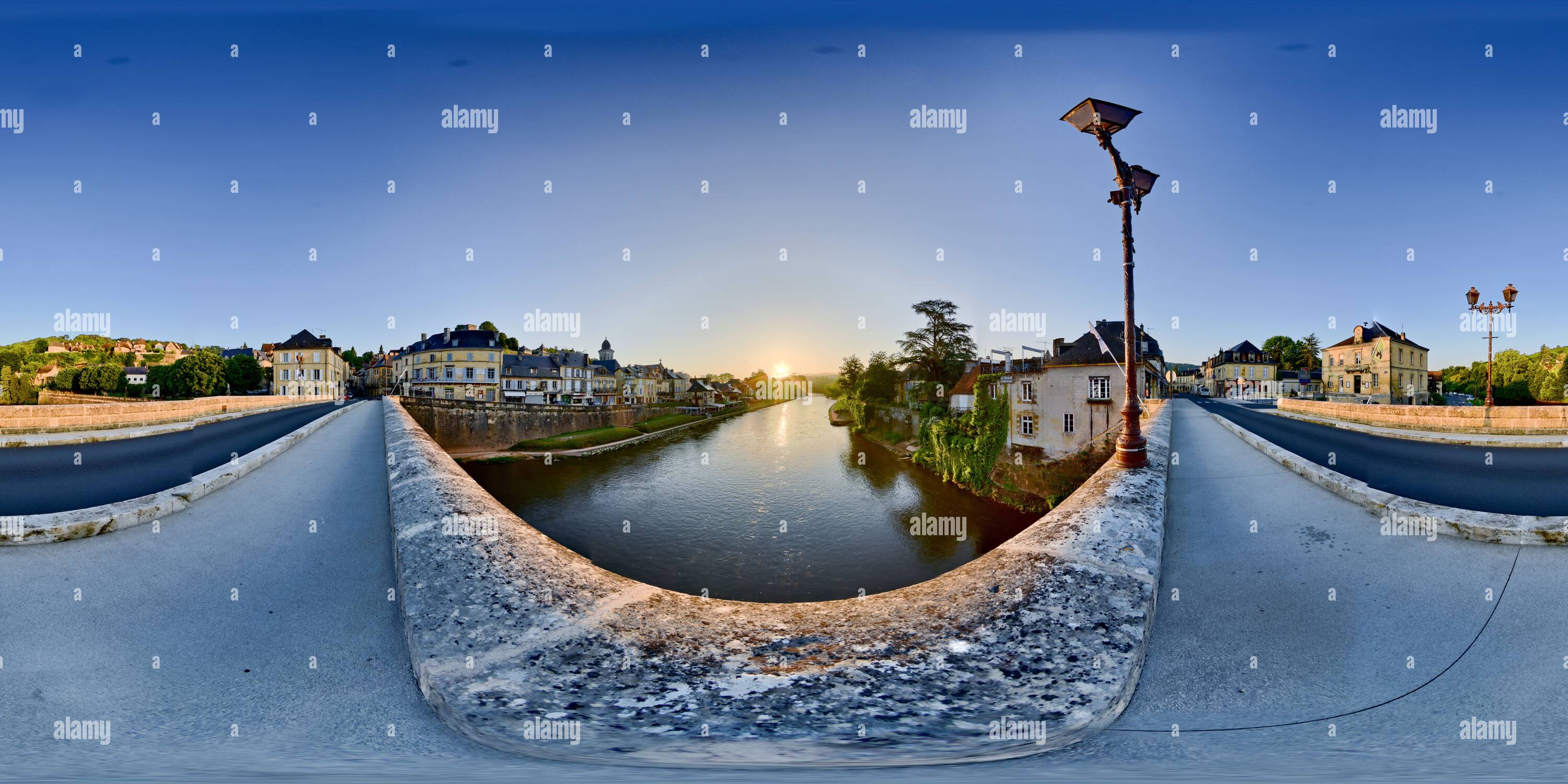 Visualizzazione panoramica a 360 gradi di Montignac-Lascaux Dordogne, ponte sul fiume Vézère, sunrise 0649