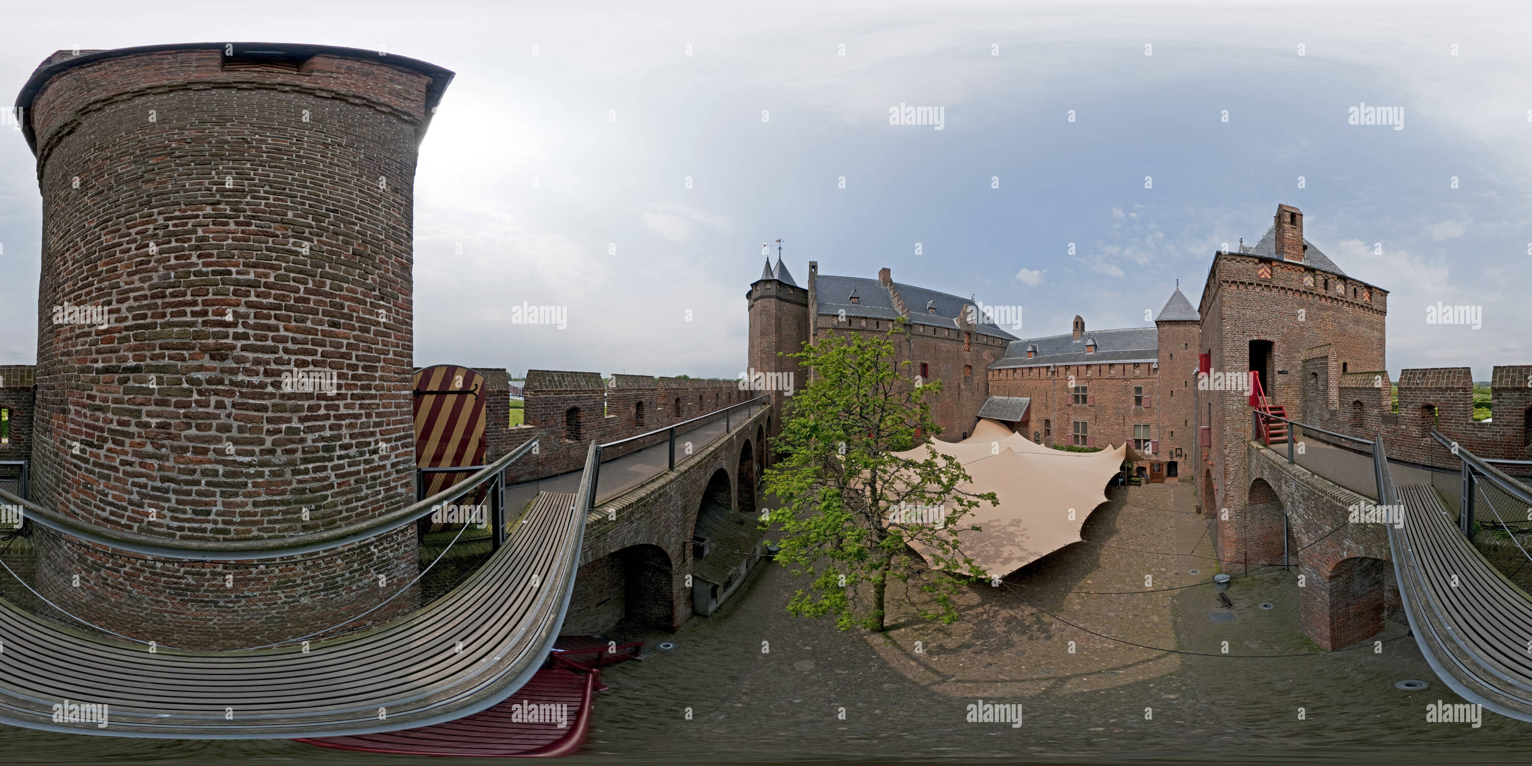 Visualizzazione panoramica a 360 gradi di Il castello di Muiderslot- cortile