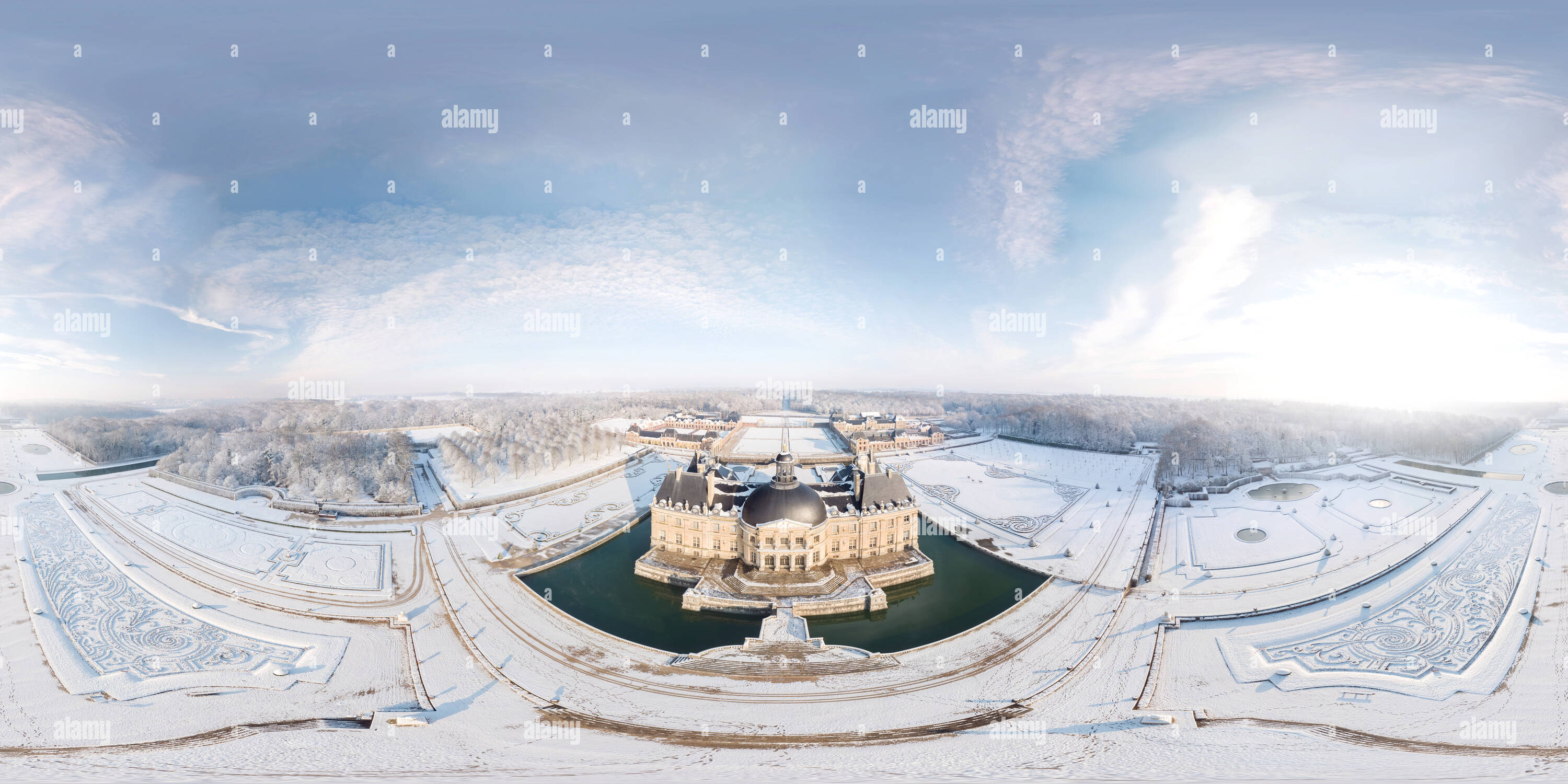 Visualizzazione panoramica a 360 gradi di Il castello di Vaux le Vicomte con la neve