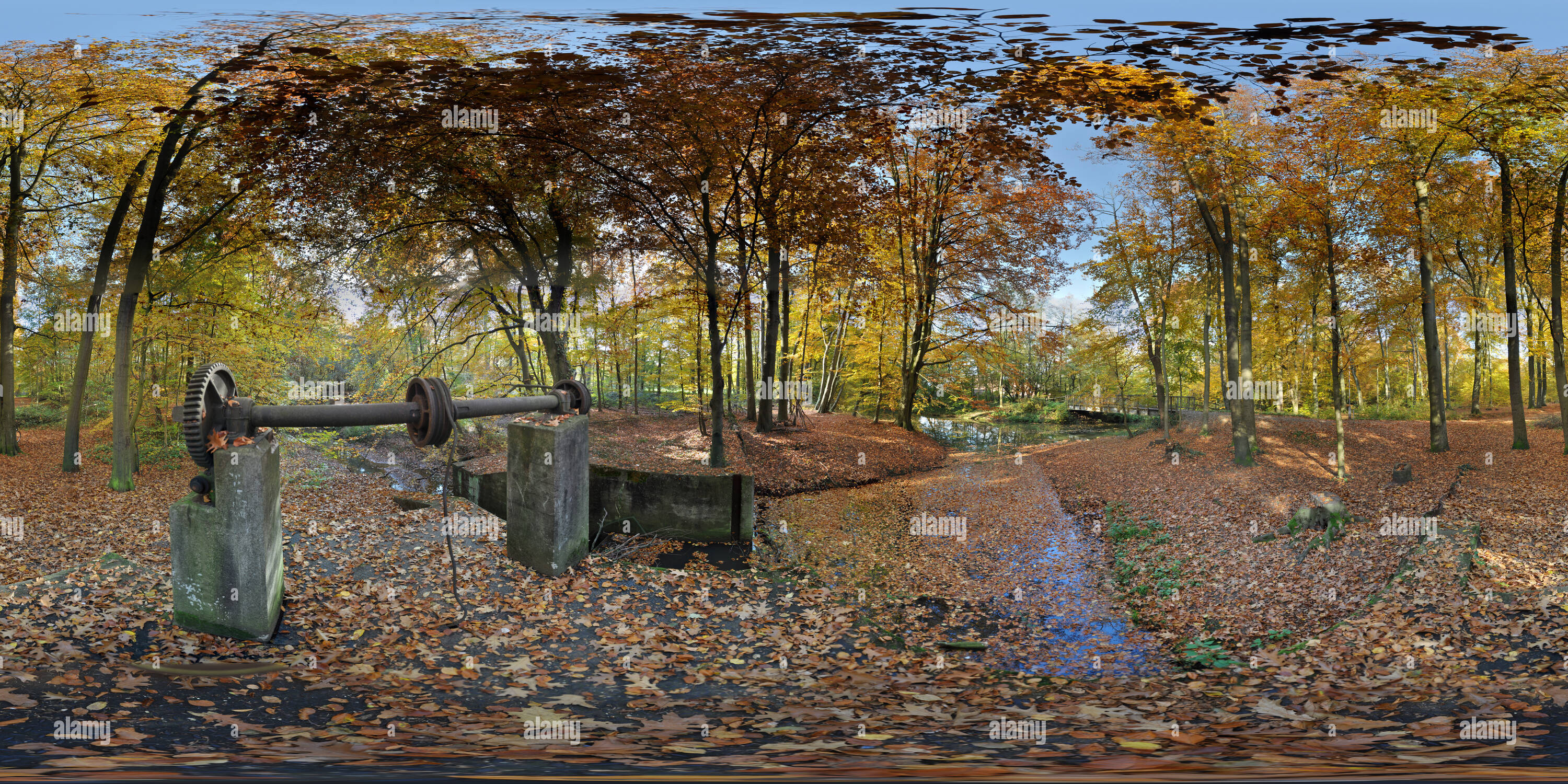 Visualizzazione panoramica a 360 gradi di Sythen Linnertbruecke im Herbst