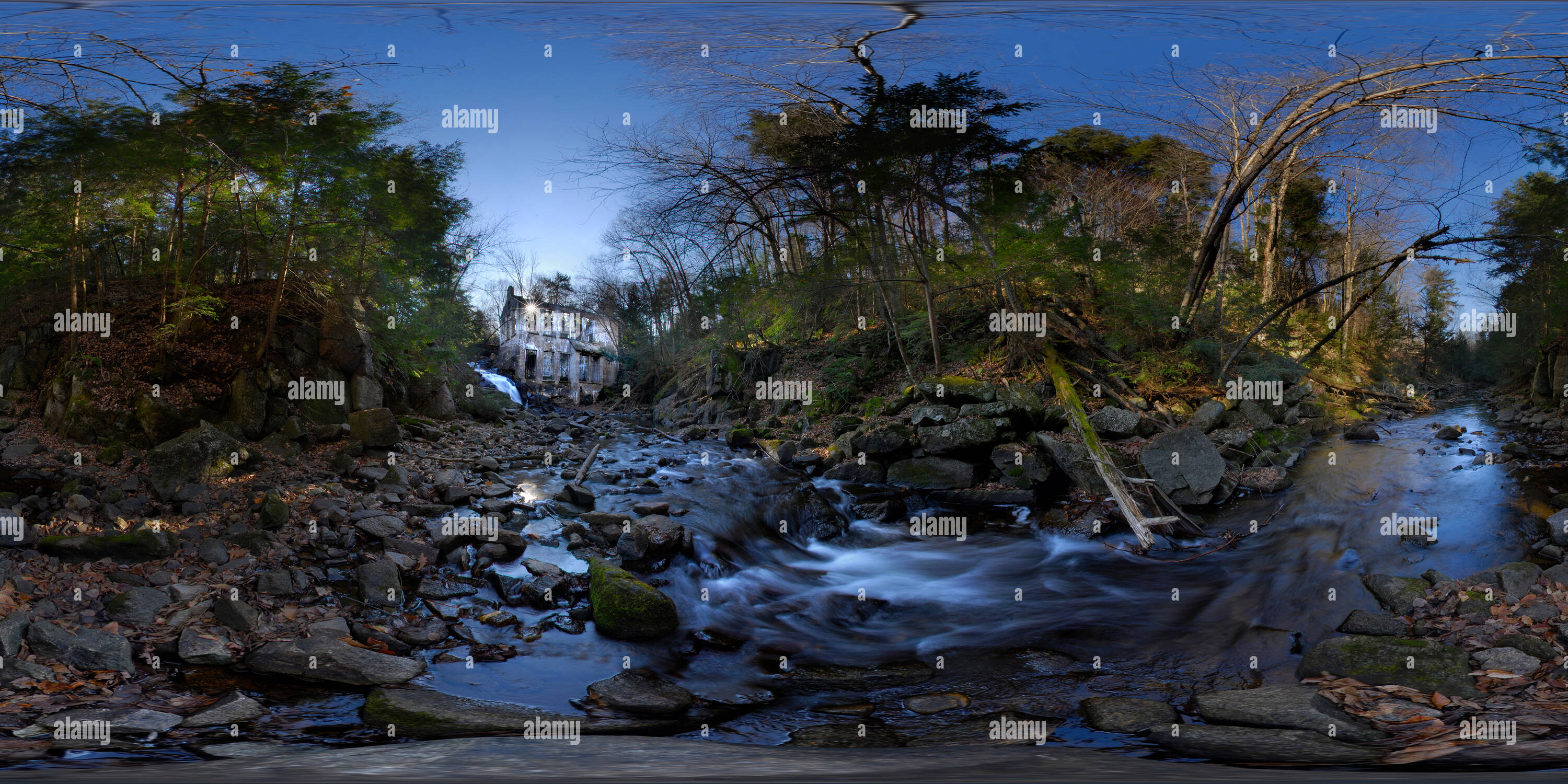 Visualizzazione panoramica a 360 gradi di Abbandonato mulino di carburo, Lac Meech, Québec