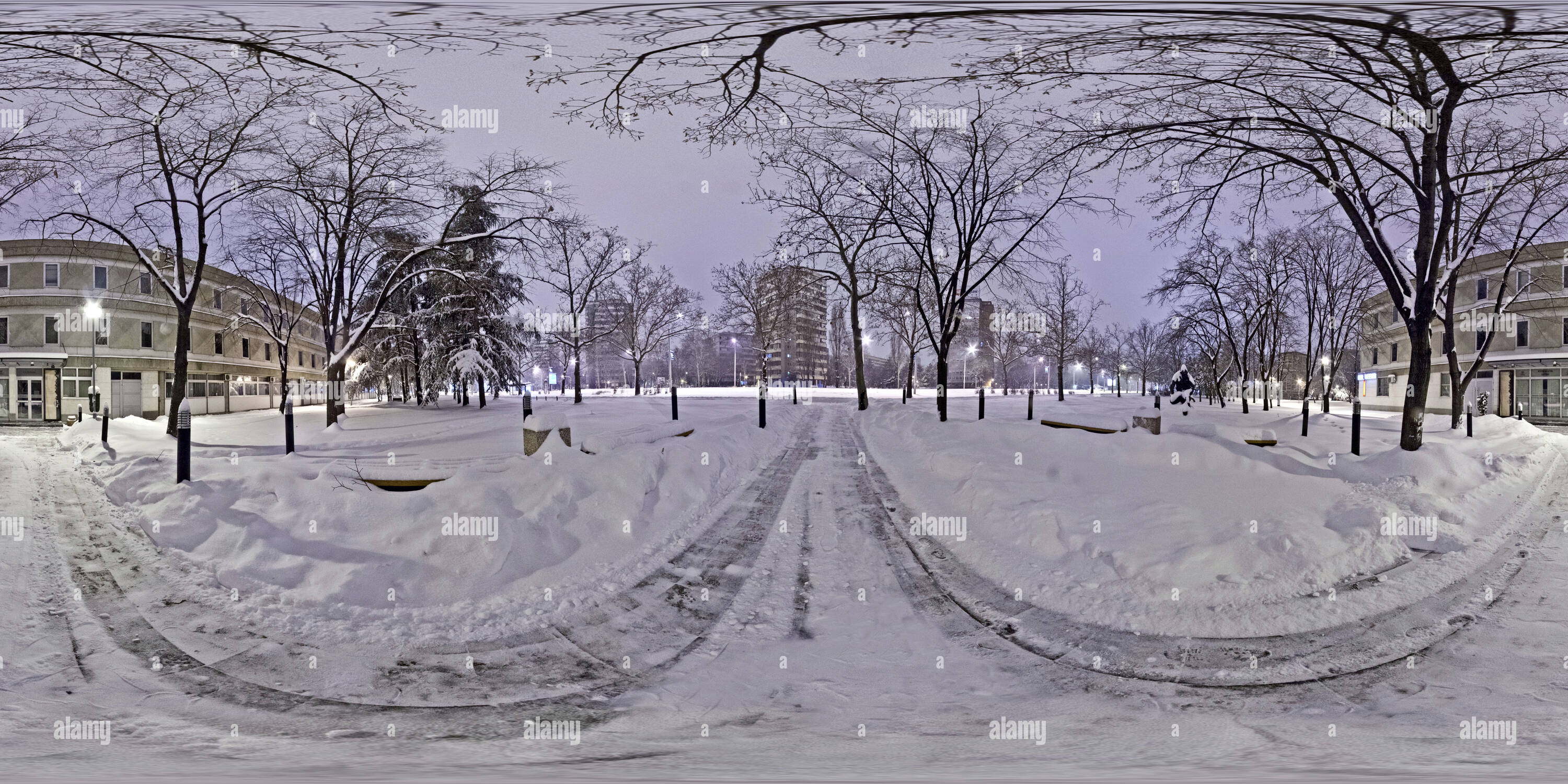 Visualizzazione panoramica a 360 gradi di Snowy monumento di archivi storici di Belgrado di notte