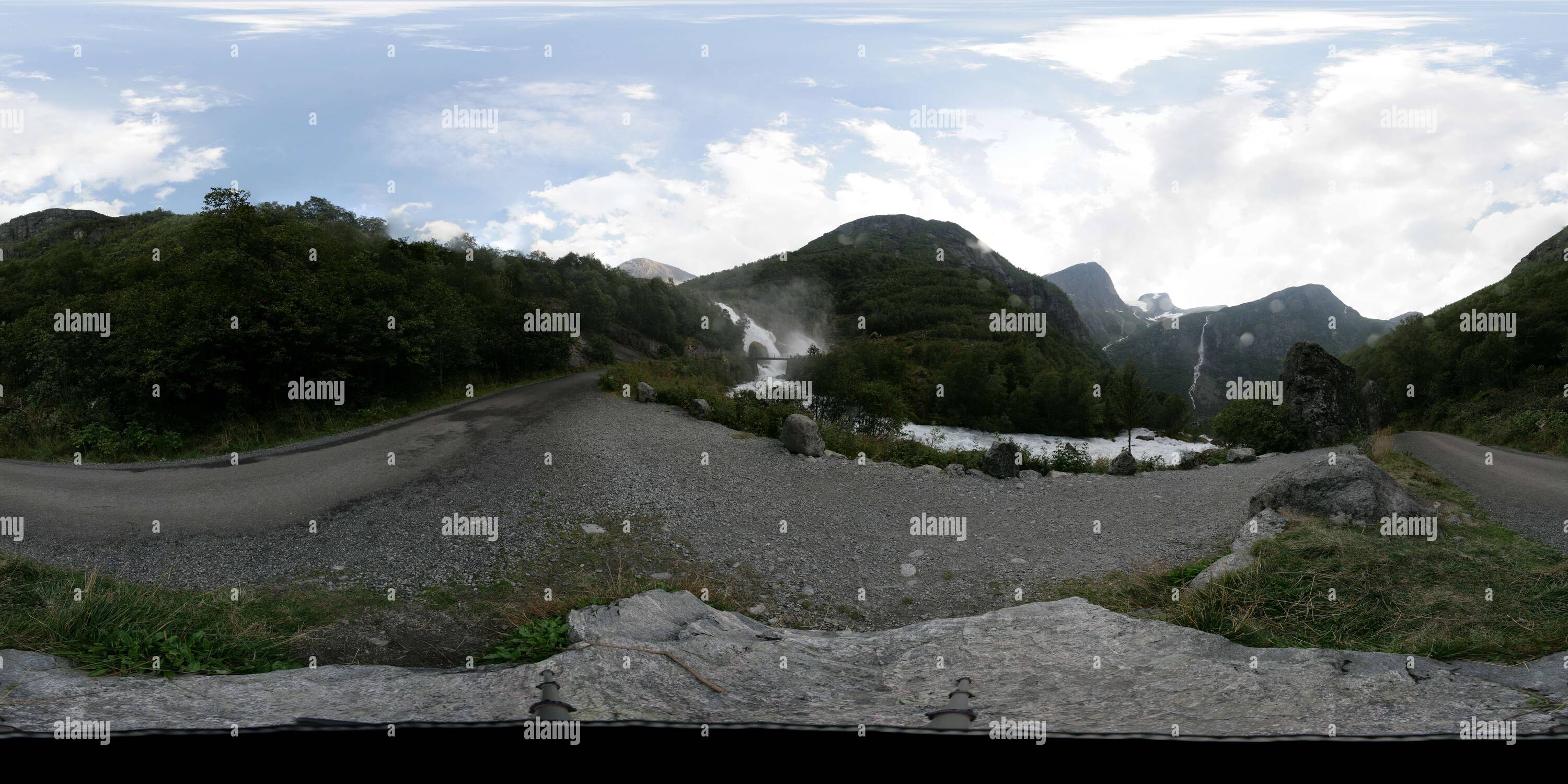 Visualizzazione panoramica a 360 gradi di La cascata kleivafossen sulla strada per il ghiacciaio briksdals