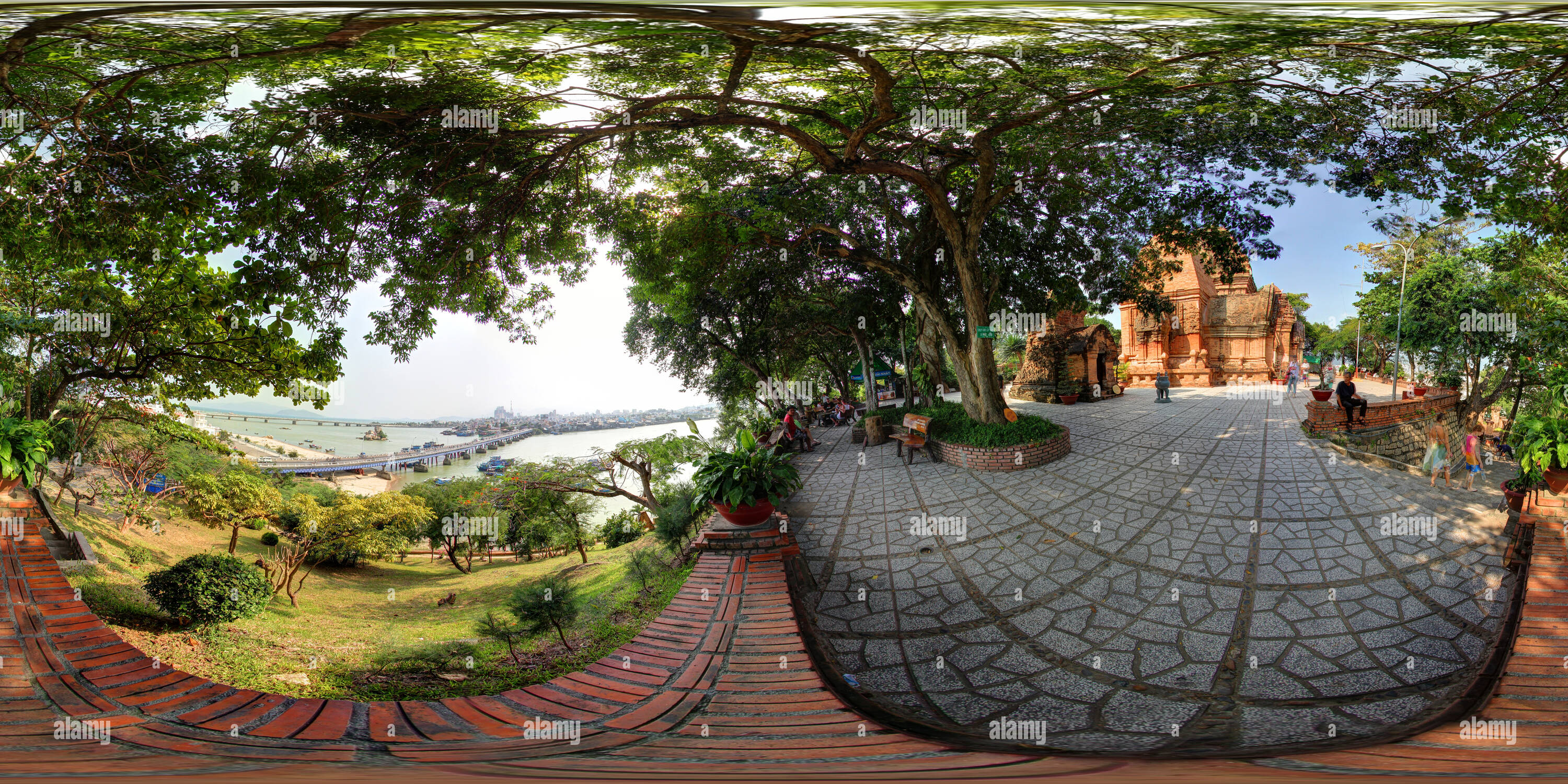 Visualizzazione panoramica a 360 gradi di Thap Ba Ponagar 2