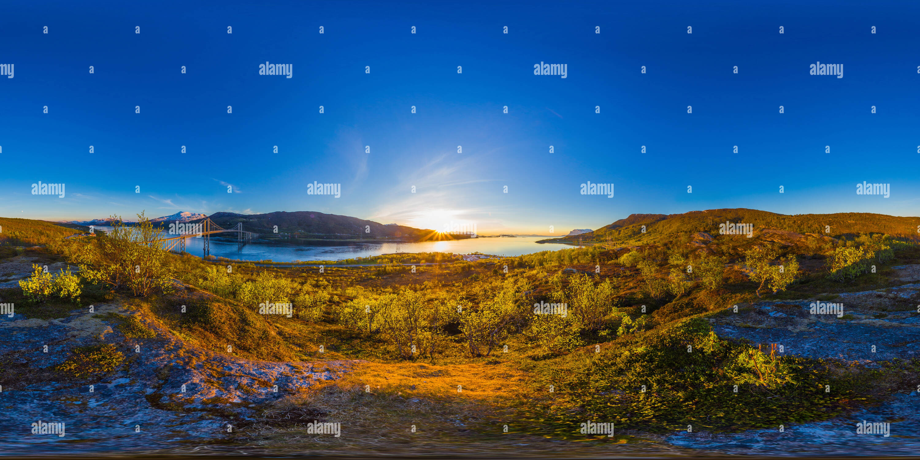 Visualizzazione panoramica a 360 gradi di Il sole di mezzanotte oltre il ponte Tjeldsund, Norvegia