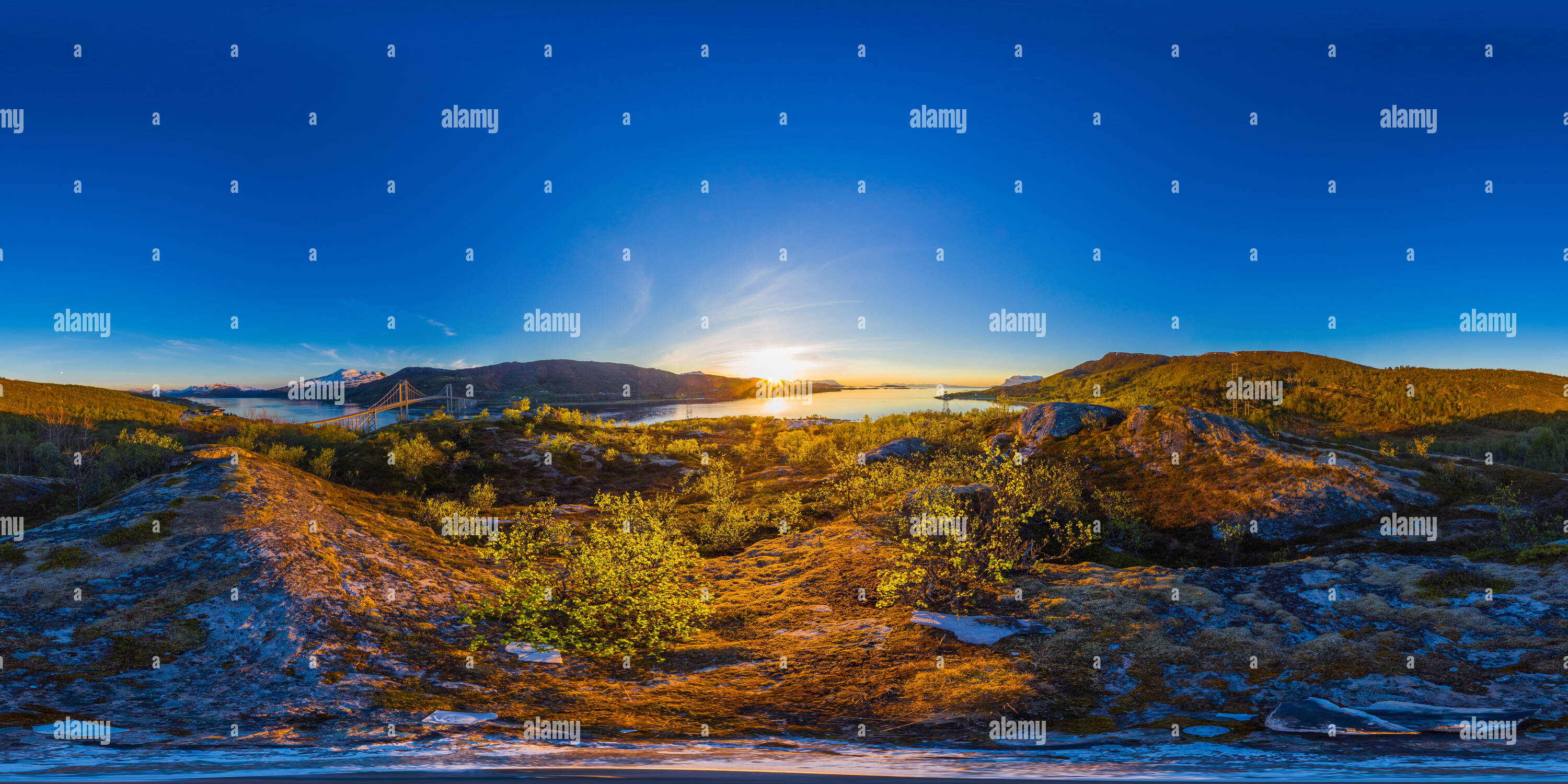 Visualizzazione panoramica a 360 gradi di Il Tjeldsund Bridge e il sole di mezzanotte, Norvegia