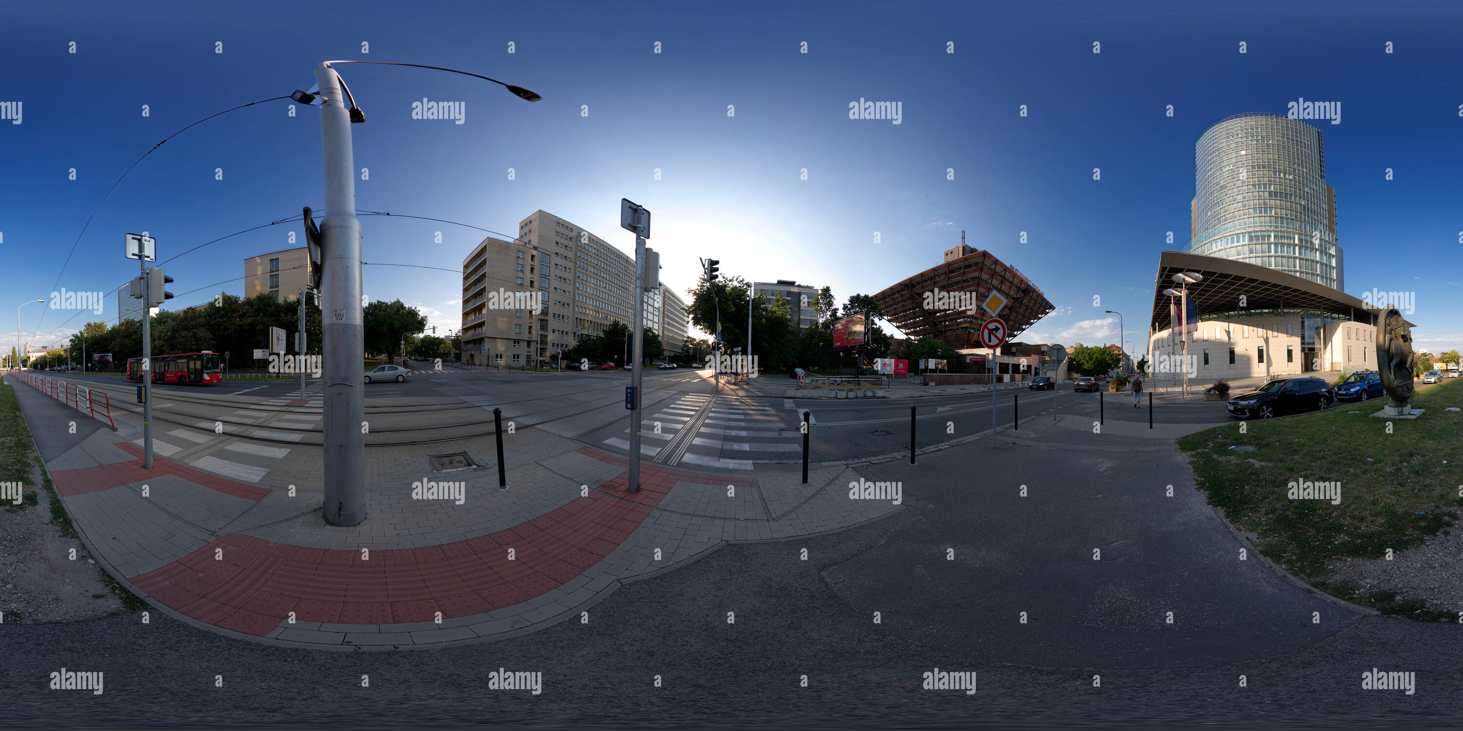 Visualizzazione panoramica a 360 gradi di La Národná banka un Slovenský rozhlas v Bratislave / Banca Nazionale e la Radio Slovacca a Bratislava