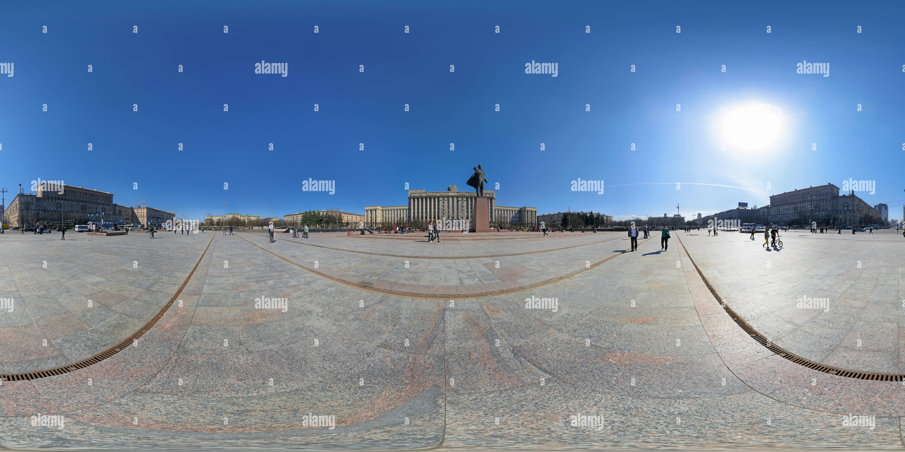 Visualizzazione panoramica a 360 gradi di Statua di Lenin nella parte anteriore della Casa dei Soviet a Piazza Mosca - Sankt-Peterburg