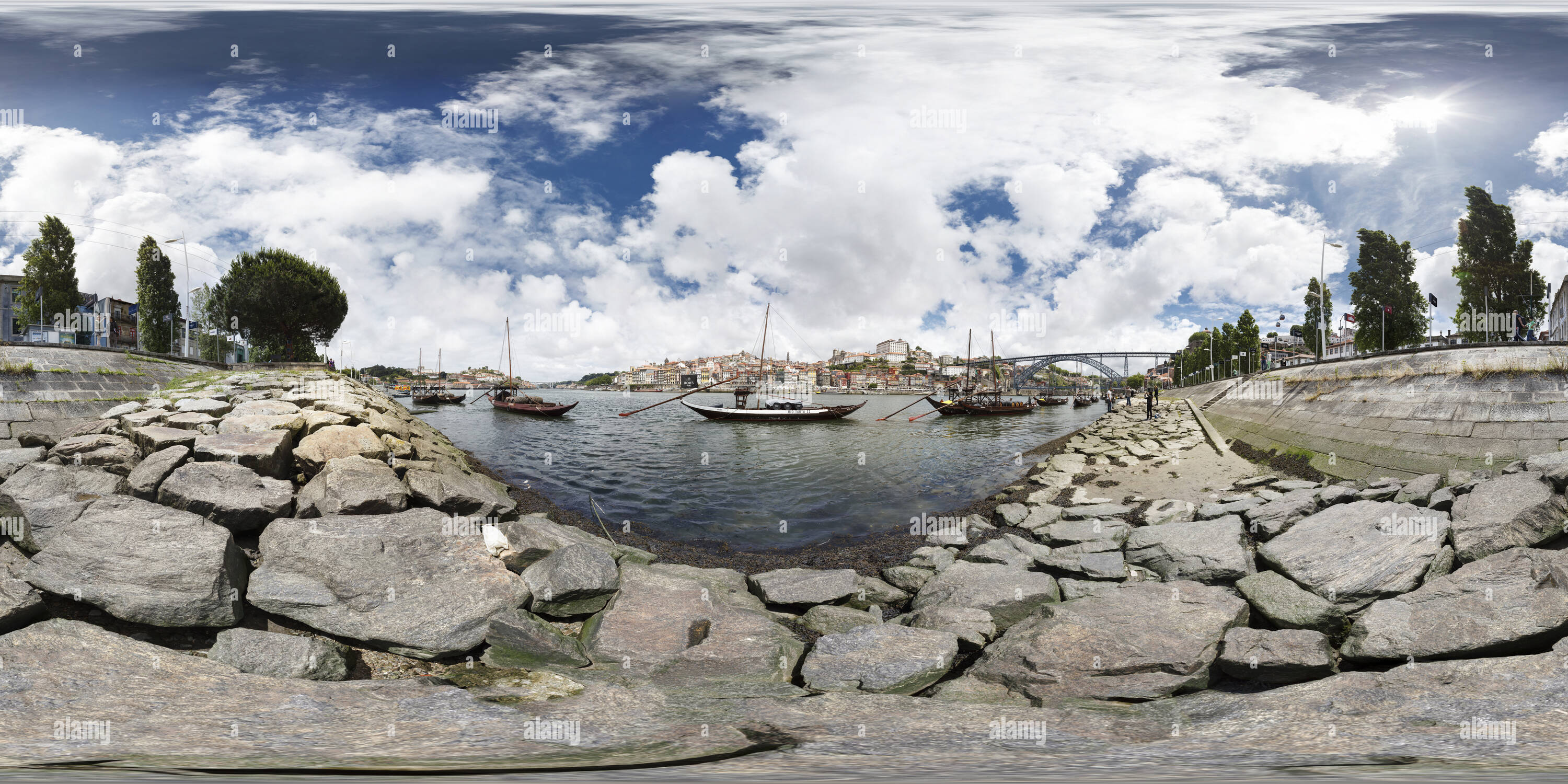 Visualizzazione panoramica a 360 gradi di Porto dal fiume Douro