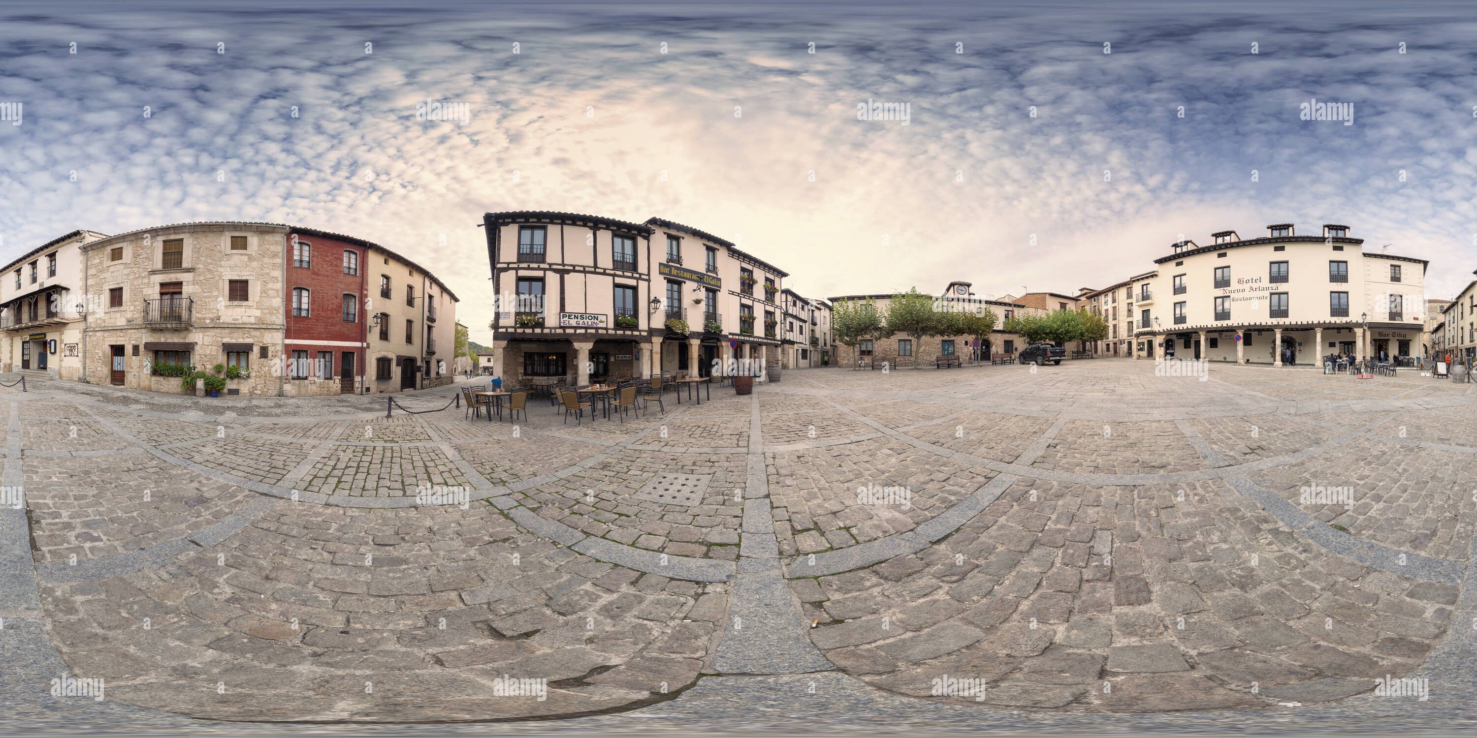 Visualizzazione panoramica a 360 gradi di Doña Sancha Square. Covarrubias. A Burgos. Spagna