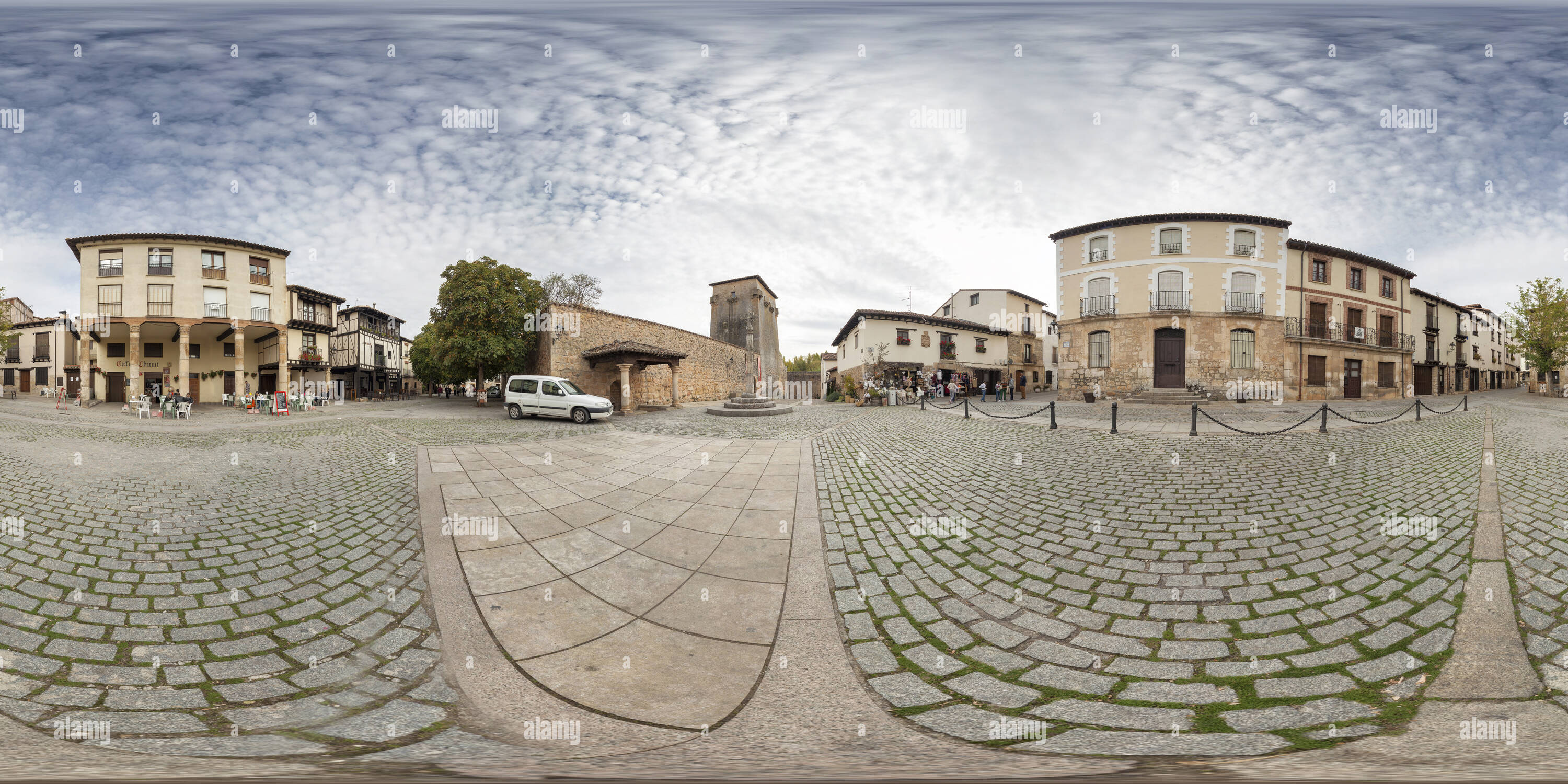 Visualizzazione panoramica a 360 gradi di Piazza Principale. Covarrubias. A Burgos. Spagna