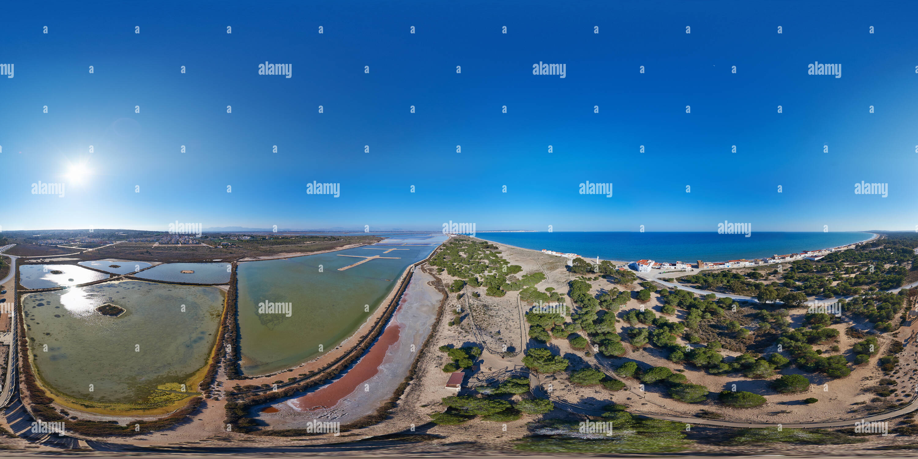 Visualizzazione panoramica a 360 gradi di Panorámica aérea de las Salinas de Santa Pola y el Pinet