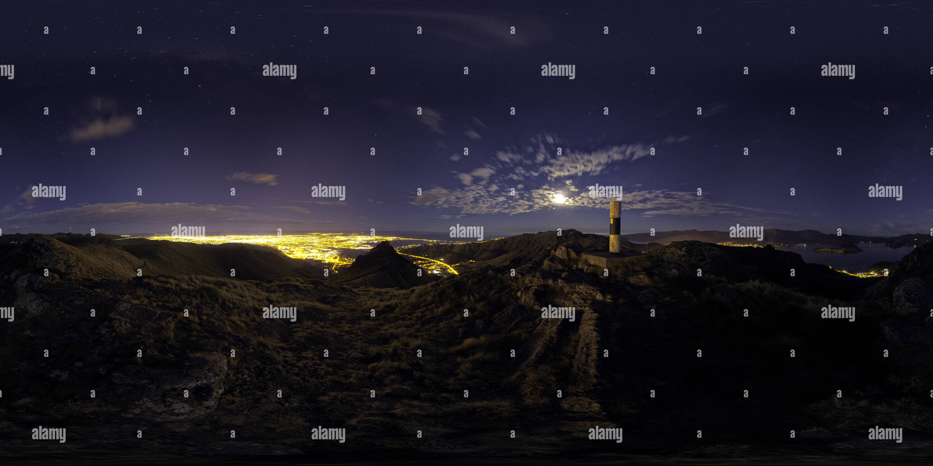 Visualizzazione panoramica a 360 gradi di Luna piena sulle colline di porta