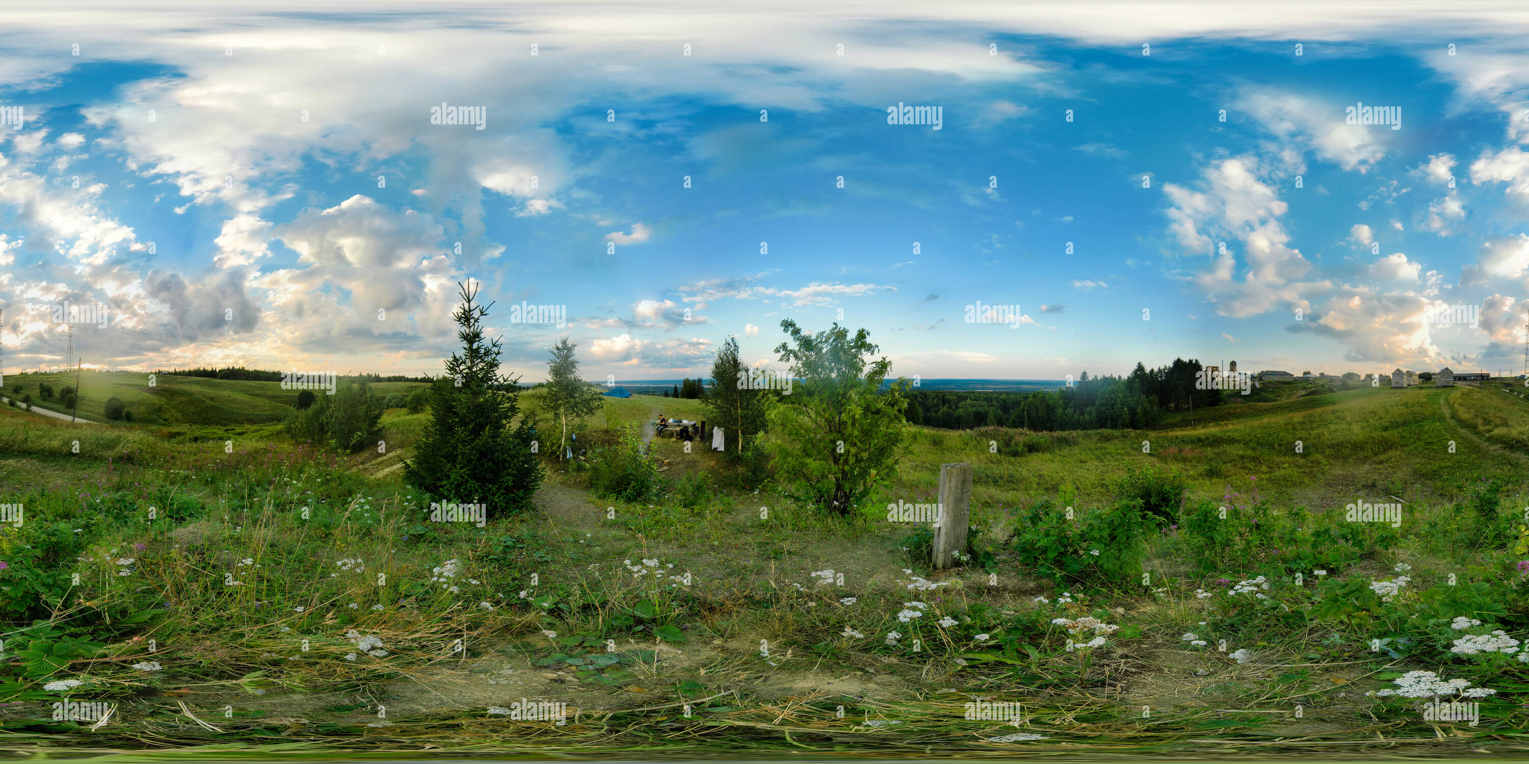 Visualizzazione panoramica a 360 gradi di Krasnaya Gorka ("Red Hill'). Fiume Pinega. Krasnogorsky Bogoroditsky (Madre di Dio) Monastero