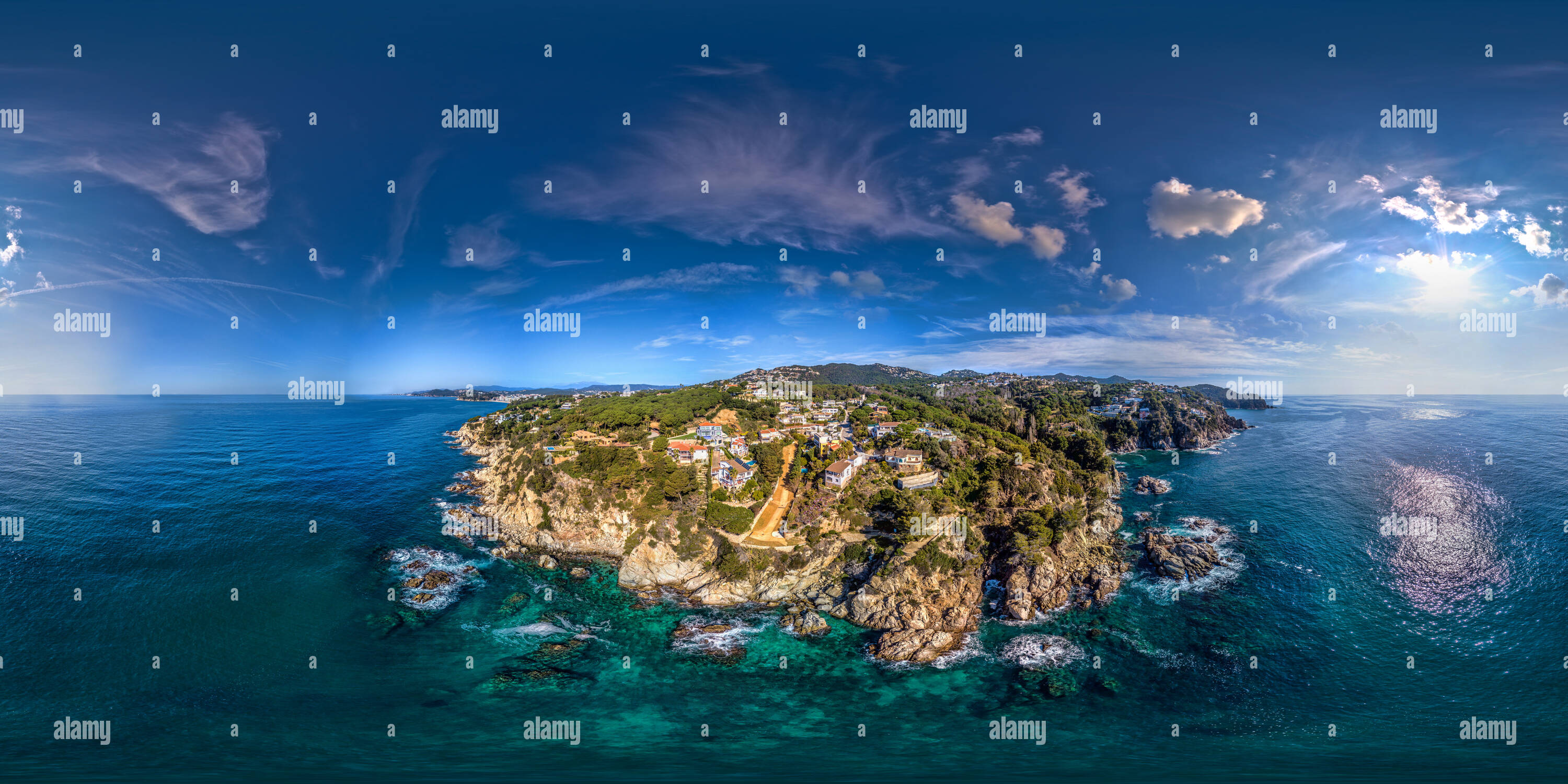 Visualizzazione panoramica a 360 gradi di Girona, in vista del fuco. Cala Tortuga, Lloret de Mar .