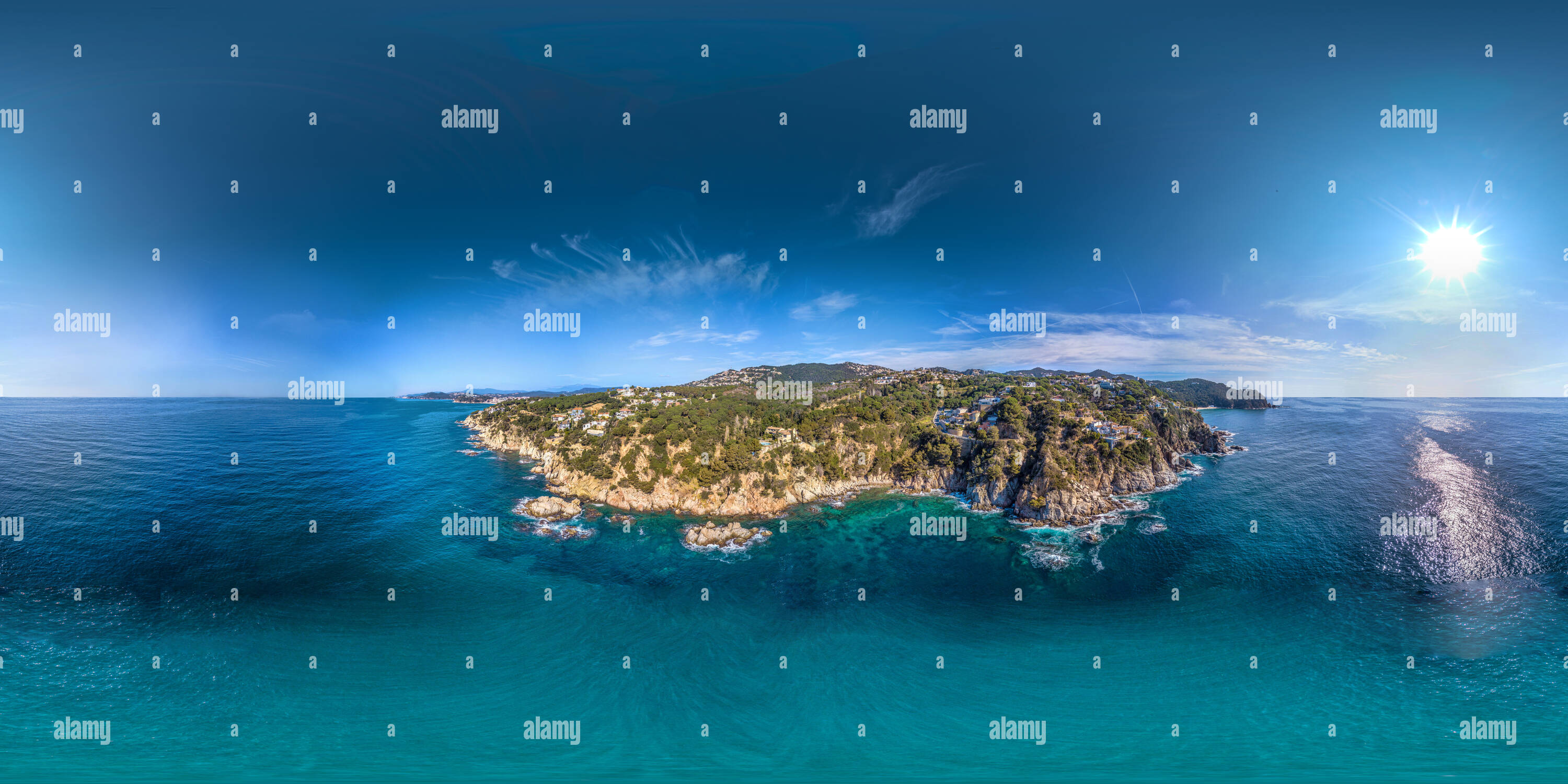 Visualizzazione panoramica a 360 gradi di Girona, in vista del fuco. Cala Tortuga, Lloret de Mar .