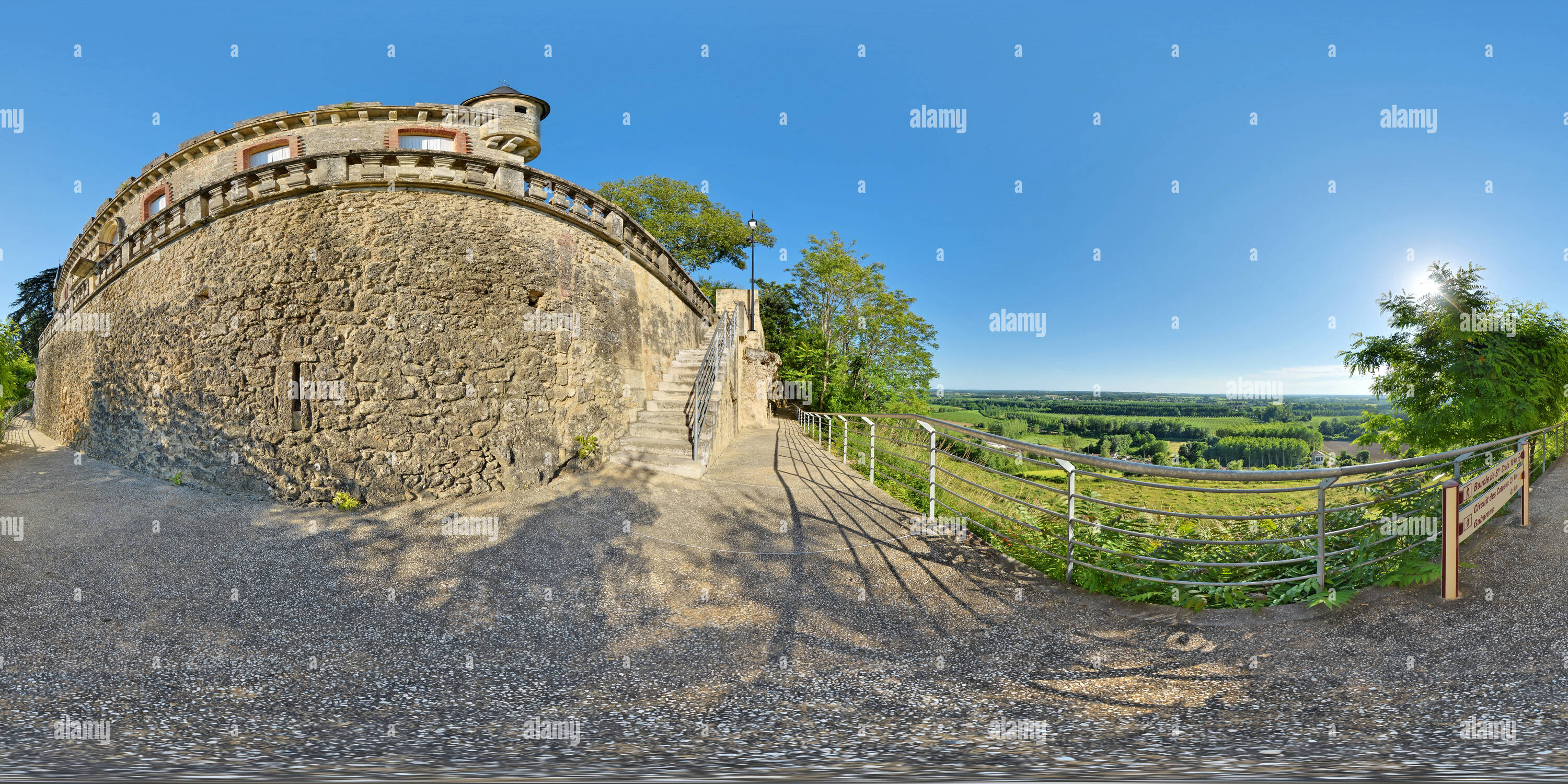 Visualizzazione panoramica a 360 gradi di Au Pied du château de gusti à Sainte-Croix-du-Mont - Francia