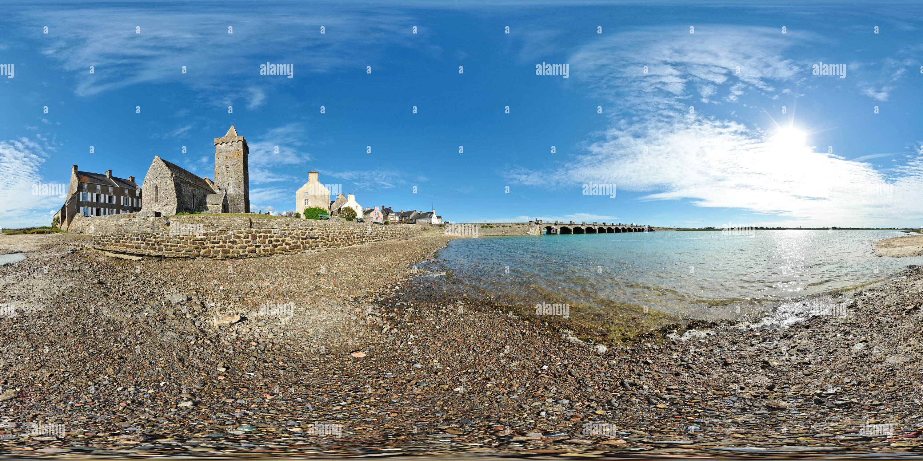 Visualizzazione panoramica a 360 gradi di Marée haute devant l'Église de Portbail - Francia