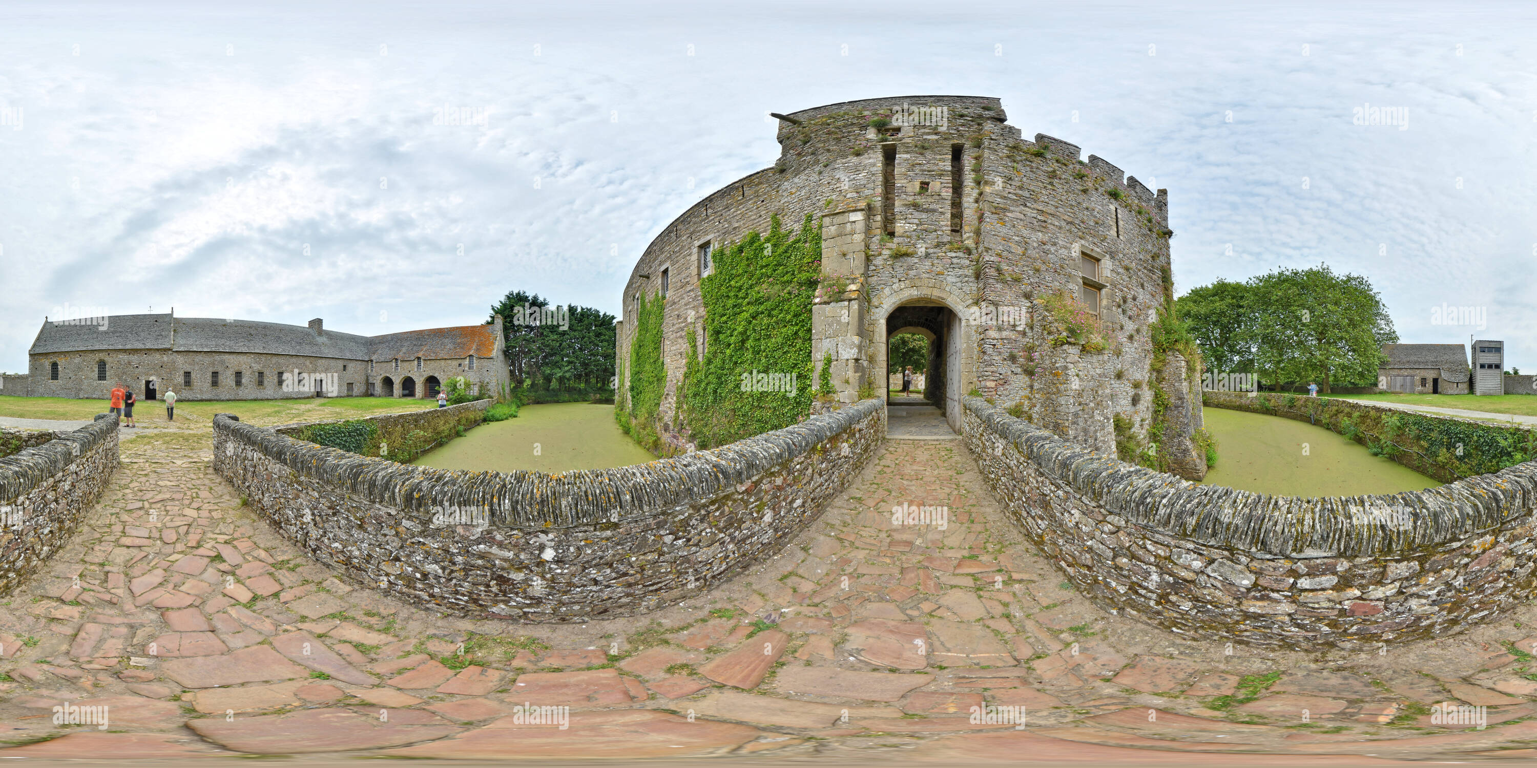 Visualizzazione panoramica a 360 gradi di A la place de l'ancien pont-levis du château de Pirou - Francia