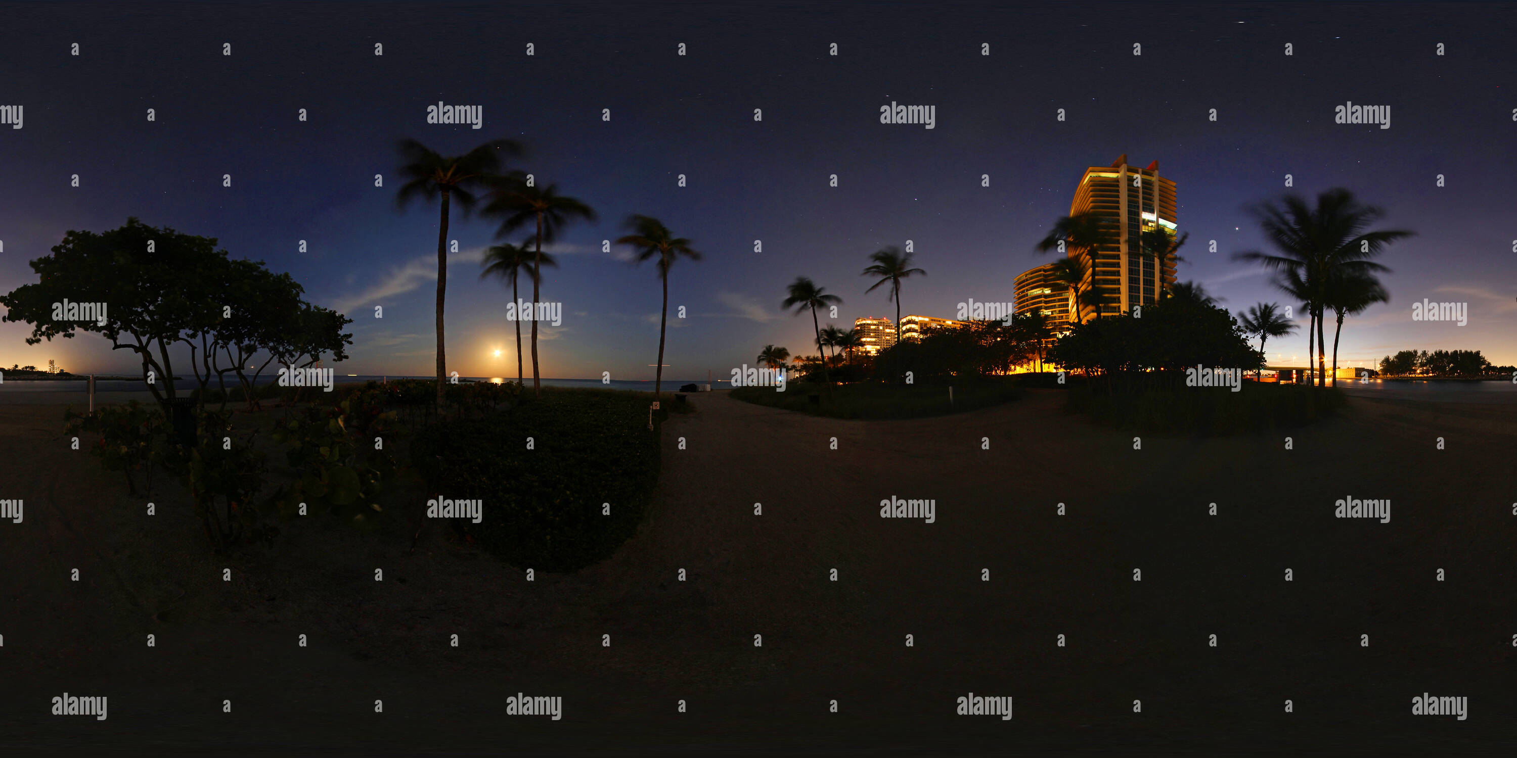 Visualizzazione panoramica a 360 gradi di Luna piena - Bal Harbour, in Florida - USA