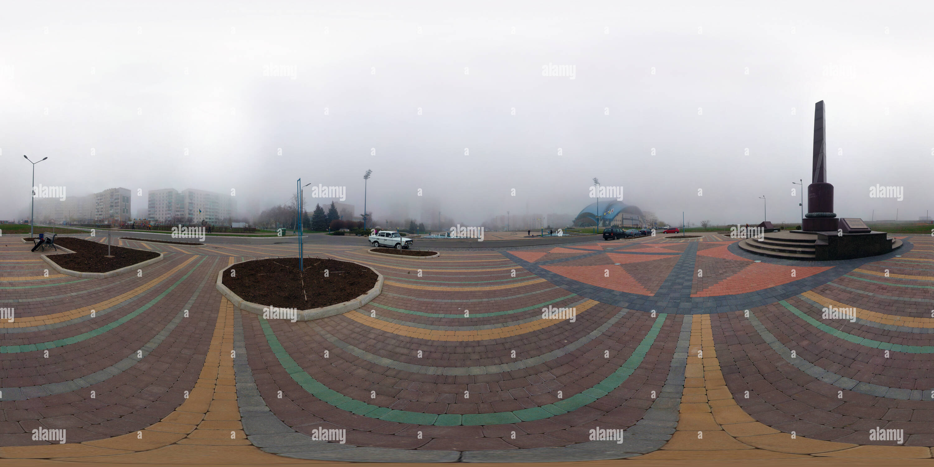 Visualizzazione panoramica a 360 gradi di Città Yuzhniy piazza principale nella fitta nebbia