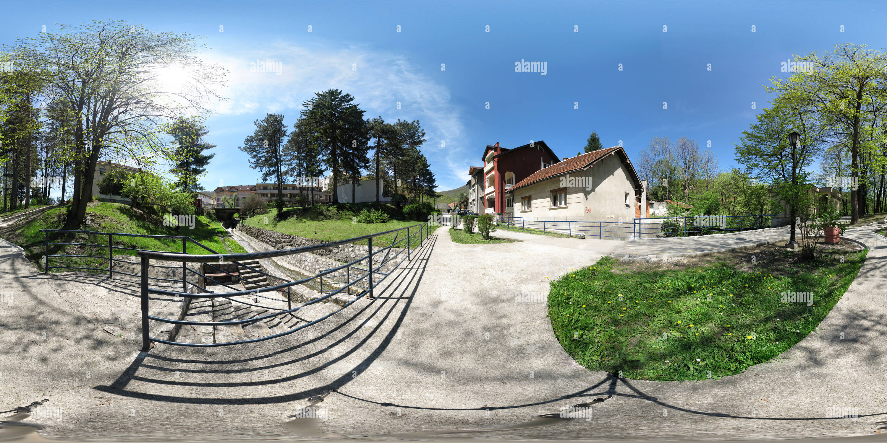 Visualizzazione panoramica a 360 gradi di Ivanjica - Sopra la fontana nel Parco