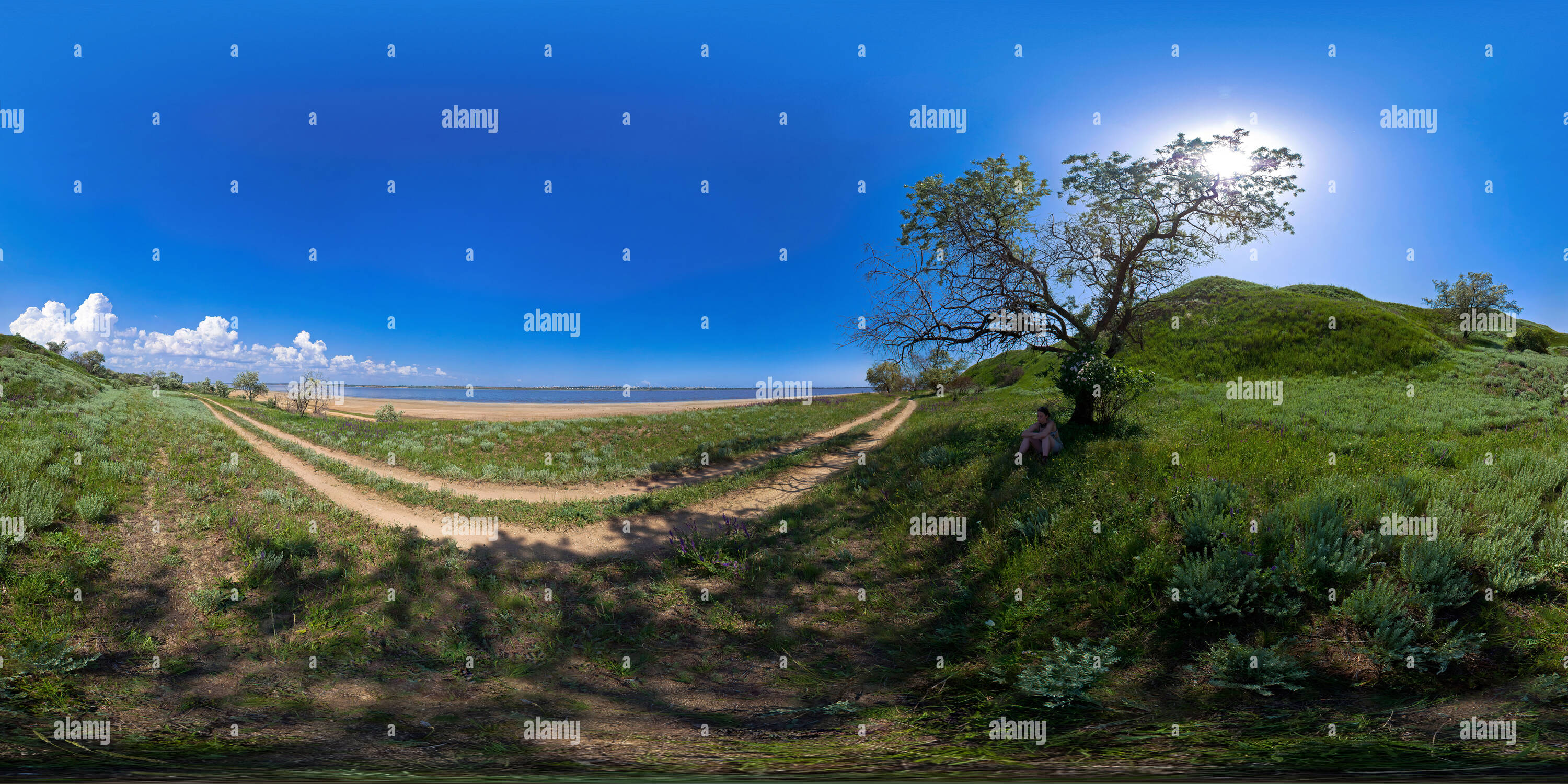 Visualizzazione panoramica a 360 gradi di Kujalnik firth su una soleggiata giornata di primavera