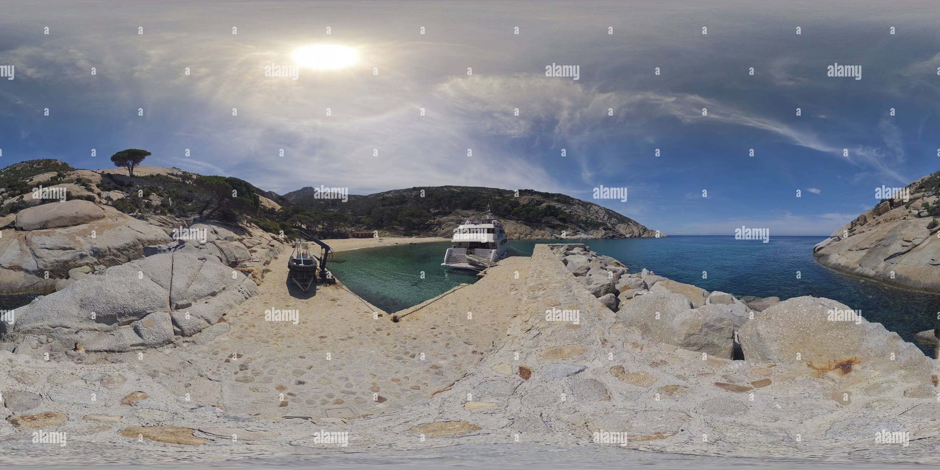 Visualizzazione panoramica a 360 gradi di M/V vendetta ormeggiata in Isola di Montecristo