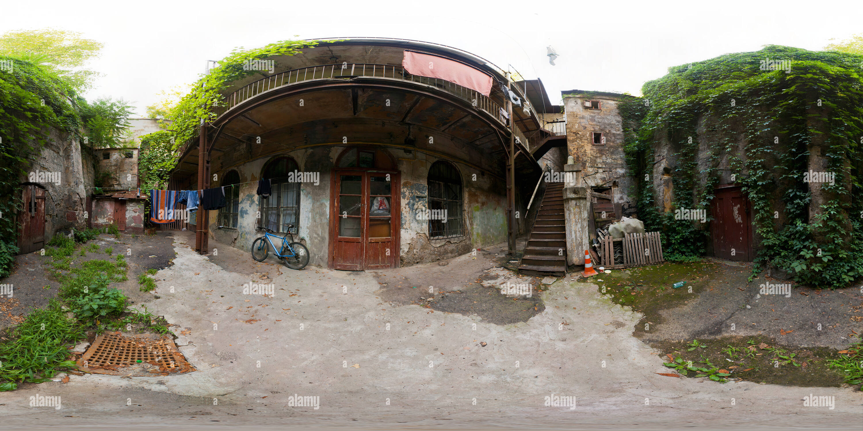 Visualizzazione panoramica a 360 gradi di Il vecchio cortile con gallerie di sera