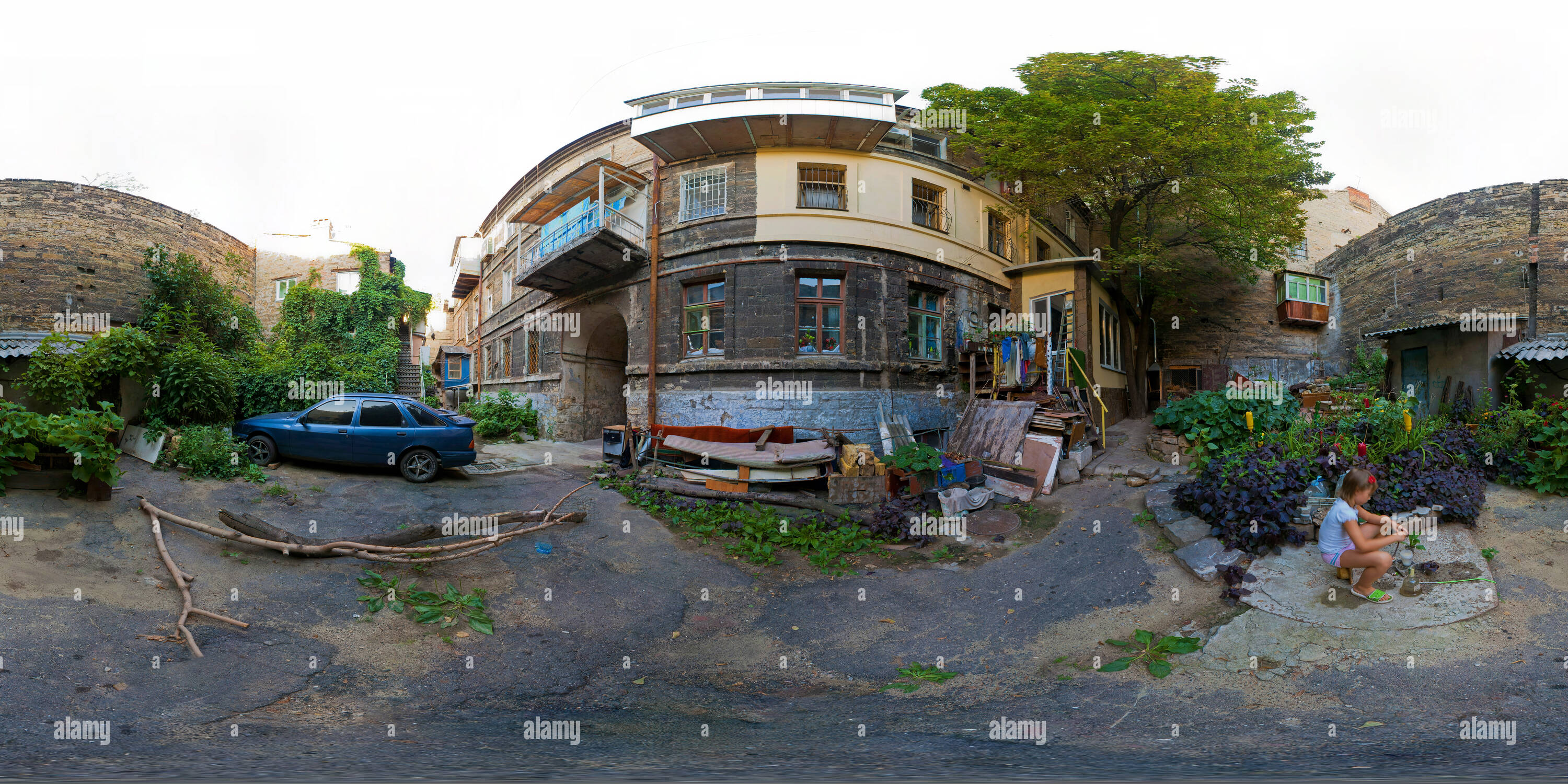 Visualizzazione panoramica a 360 gradi di Il vecchio cantiere nei pressi di Odessa teatro dell'opera di sera