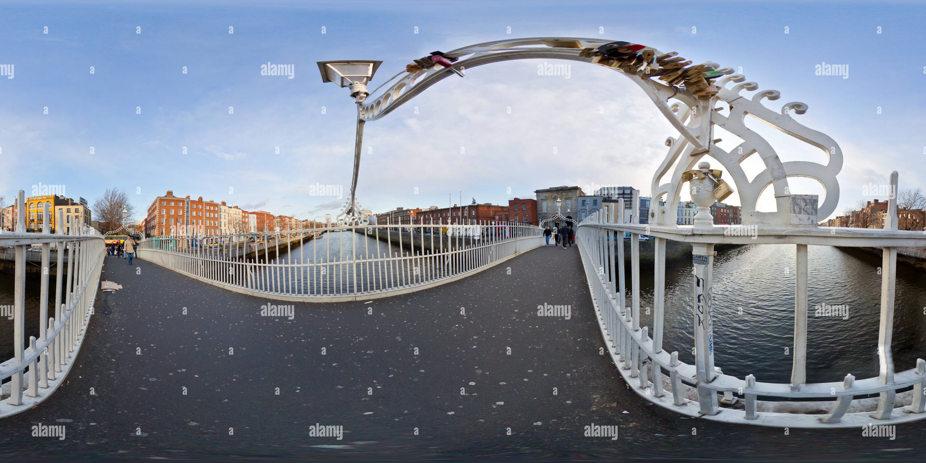 Visualizzazione panoramica a 360 gradi di Ha'penny Bridge a Dublino