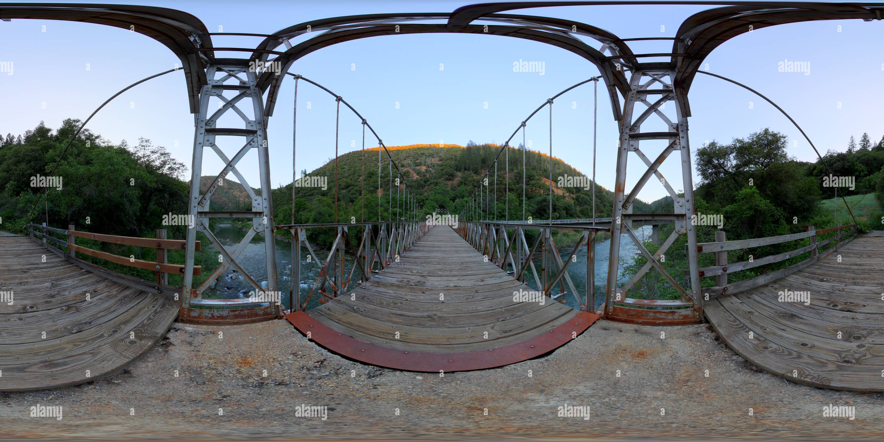 Visualizzazione panoramica a 360 gradi di Iowa Hill Bridge