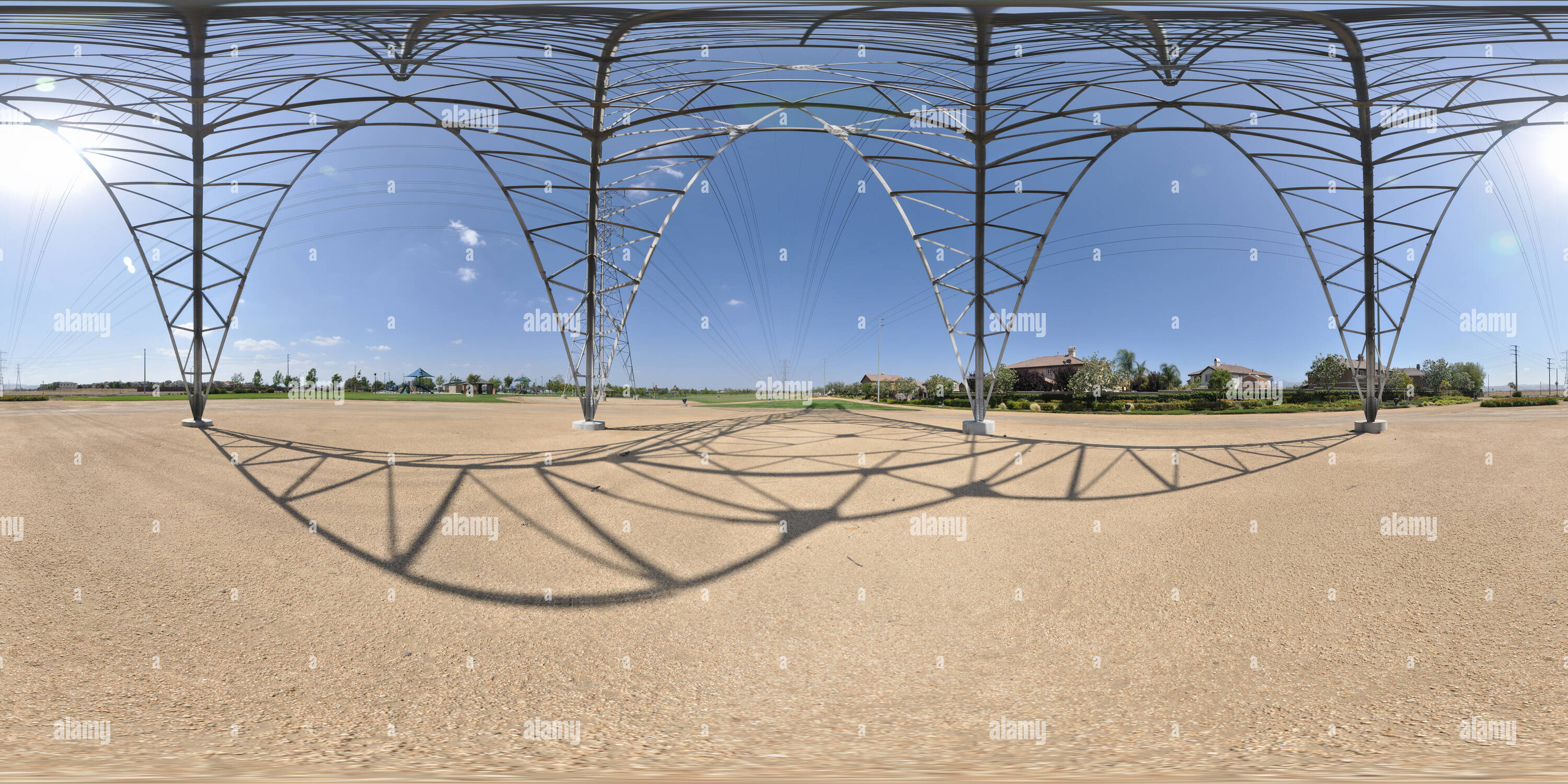 Visualizzazione panoramica a 360 gradi di Gli eroi americani Park di Eastvale, California - sotto una torre 2