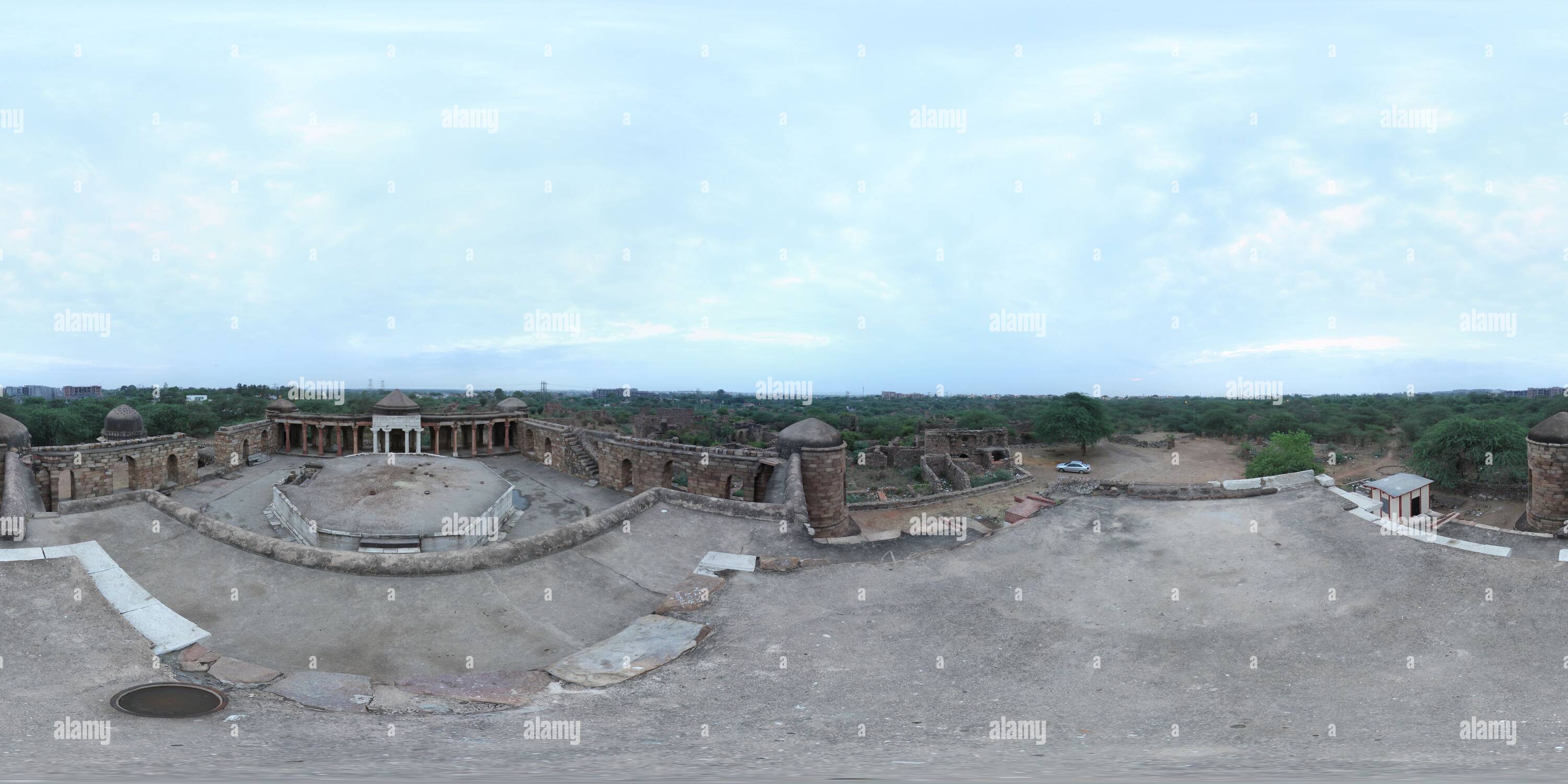 Visualizzazione panoramica a 360 gradi di Sultan Garhi tomba in Vasant Kunj New Delhi