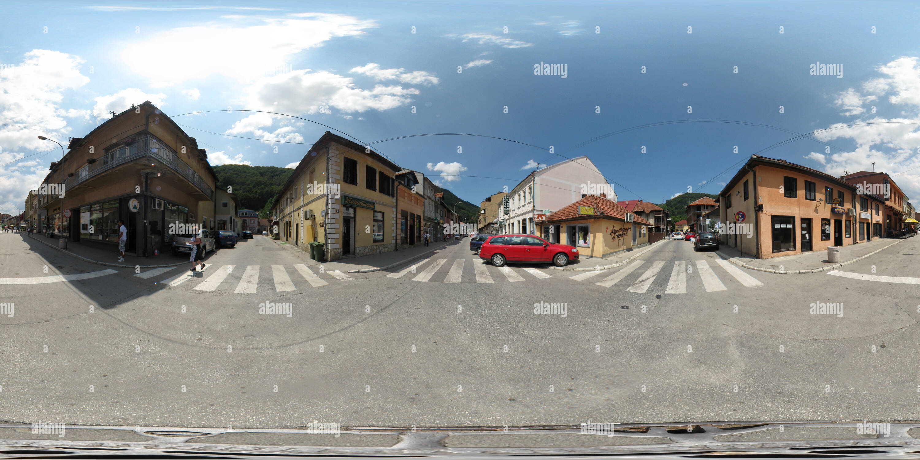 Visualizzazione panoramica a 360 gradi di Ivanjica - giunzione tra Milinka Kusica Njegoseva e strade in una giornata di sole