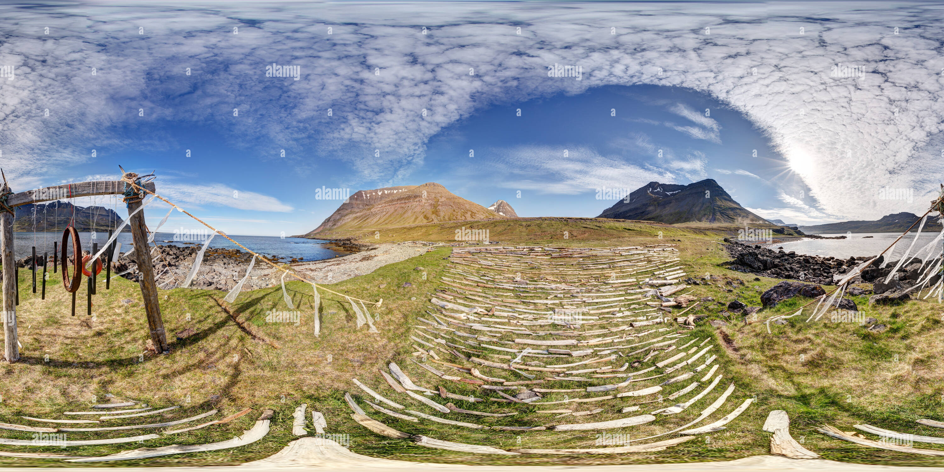 Visualizzazione panoramica a 360 gradi di Installazione Driftwood da Veiðilyesa, sulla strada per Djúpavík, Islanda