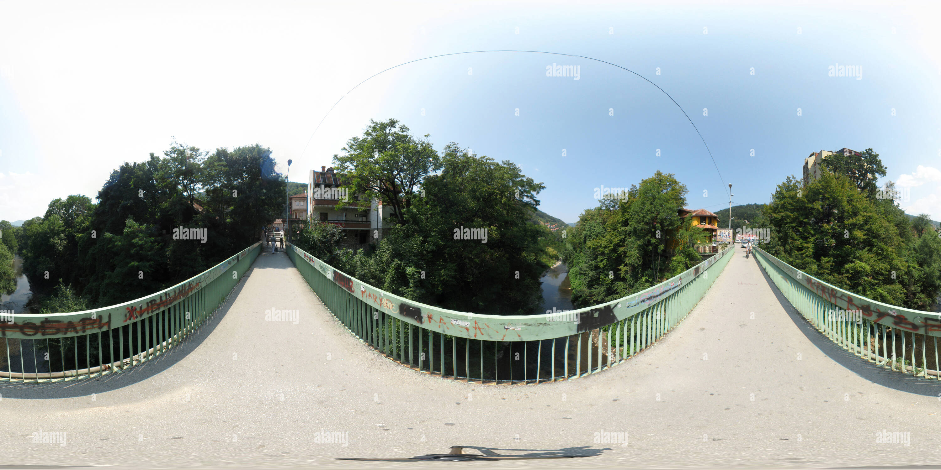 Visualizzazione panoramica a 360 gradi di Ivanjica - "sospensione ponte" in una calda giornata estiva