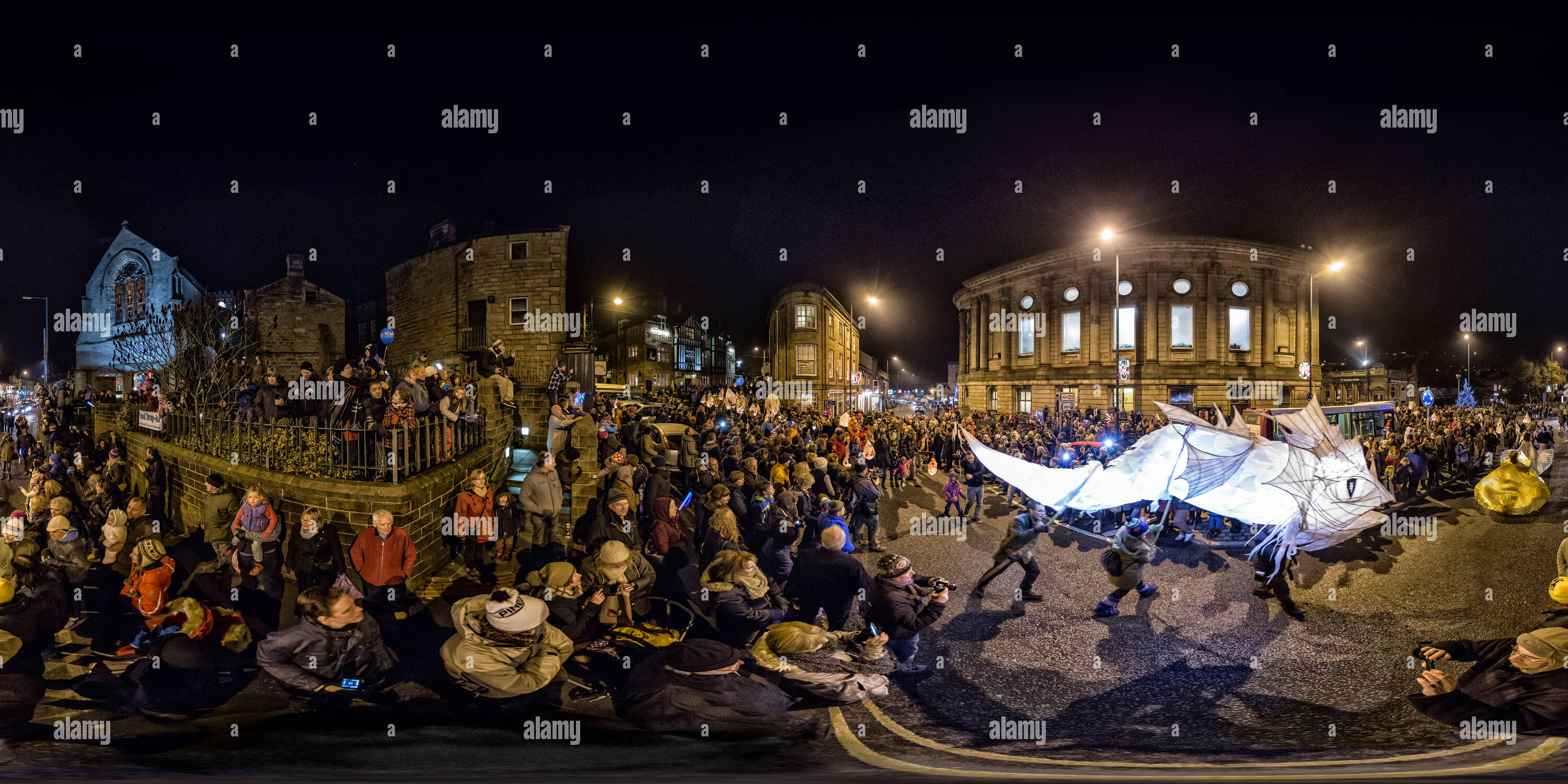 Visualizzazione panoramica a 360 gradi di Lantern Parade presso il Festival Lamplighter, Todmorden