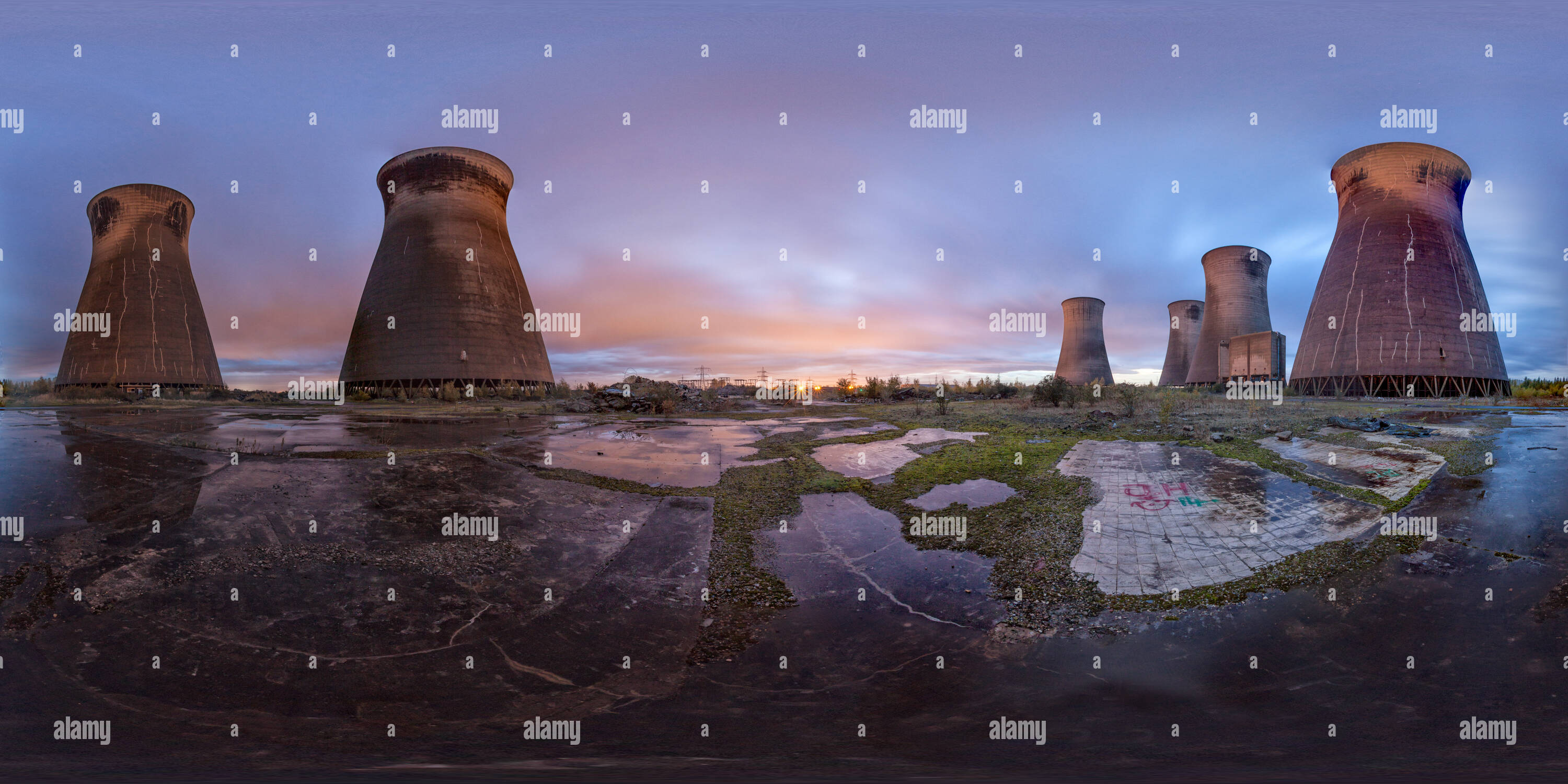 Visualizzazione panoramica a 360 gradi di Tramonto su torri di raffreddamento a Thorpe Marsh power station