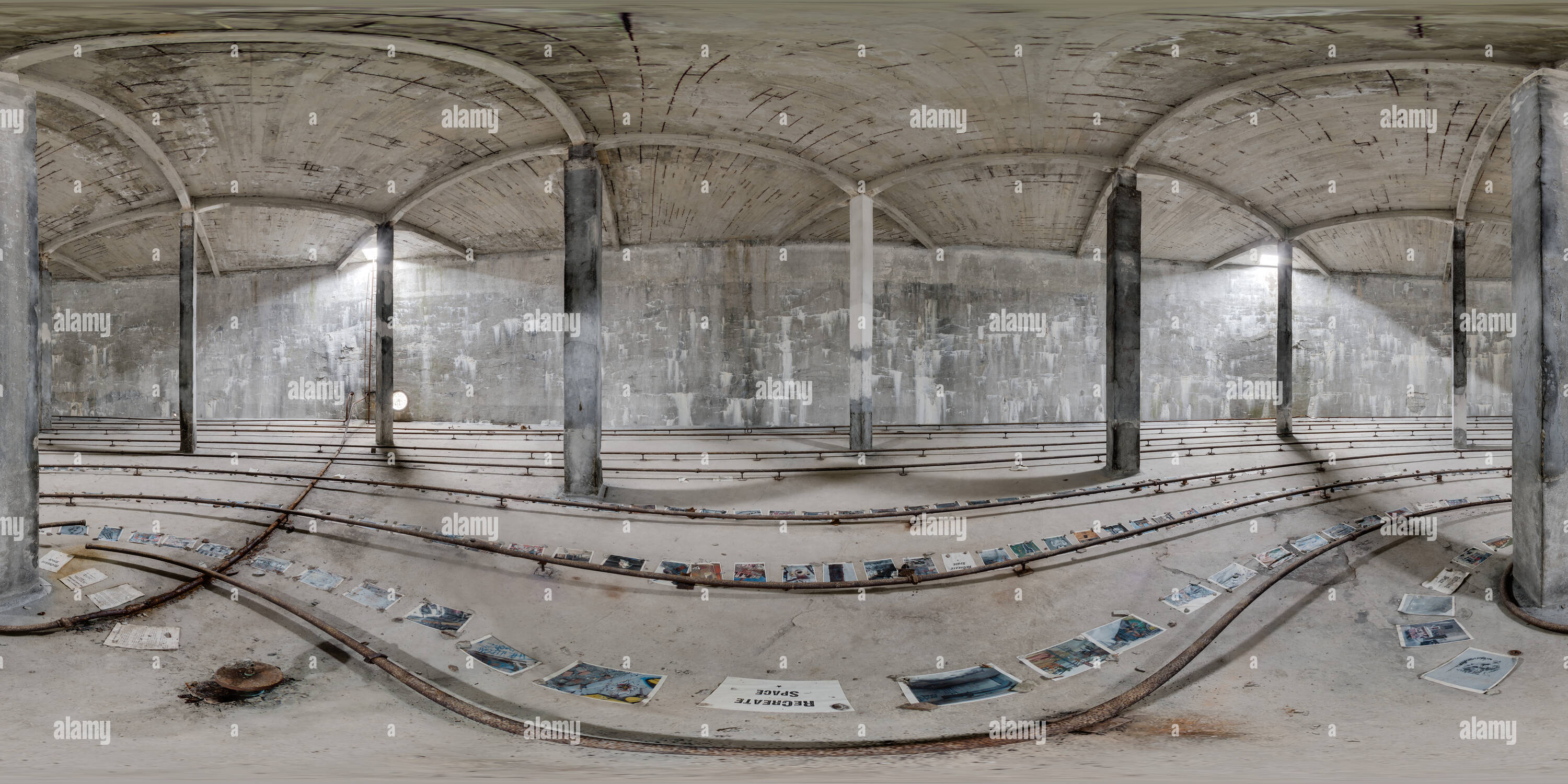 Visualizzazione panoramica a 360 gradi di Mostra all interno di un ex aringa serbatoio di accumulo di olio in corrispondenza Djúpavík, Islanda