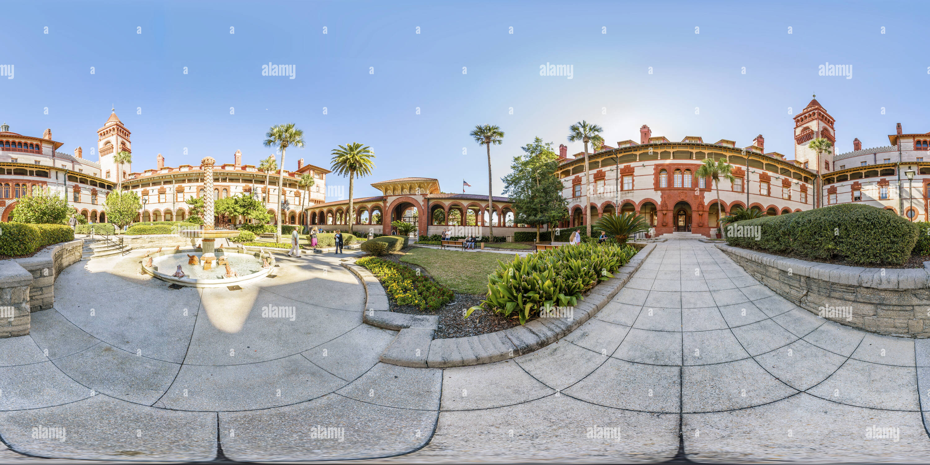 Visualizzazione panoramica a 360 gradi di Il cortile esterno Ponce de Leon Hall a Flagler College