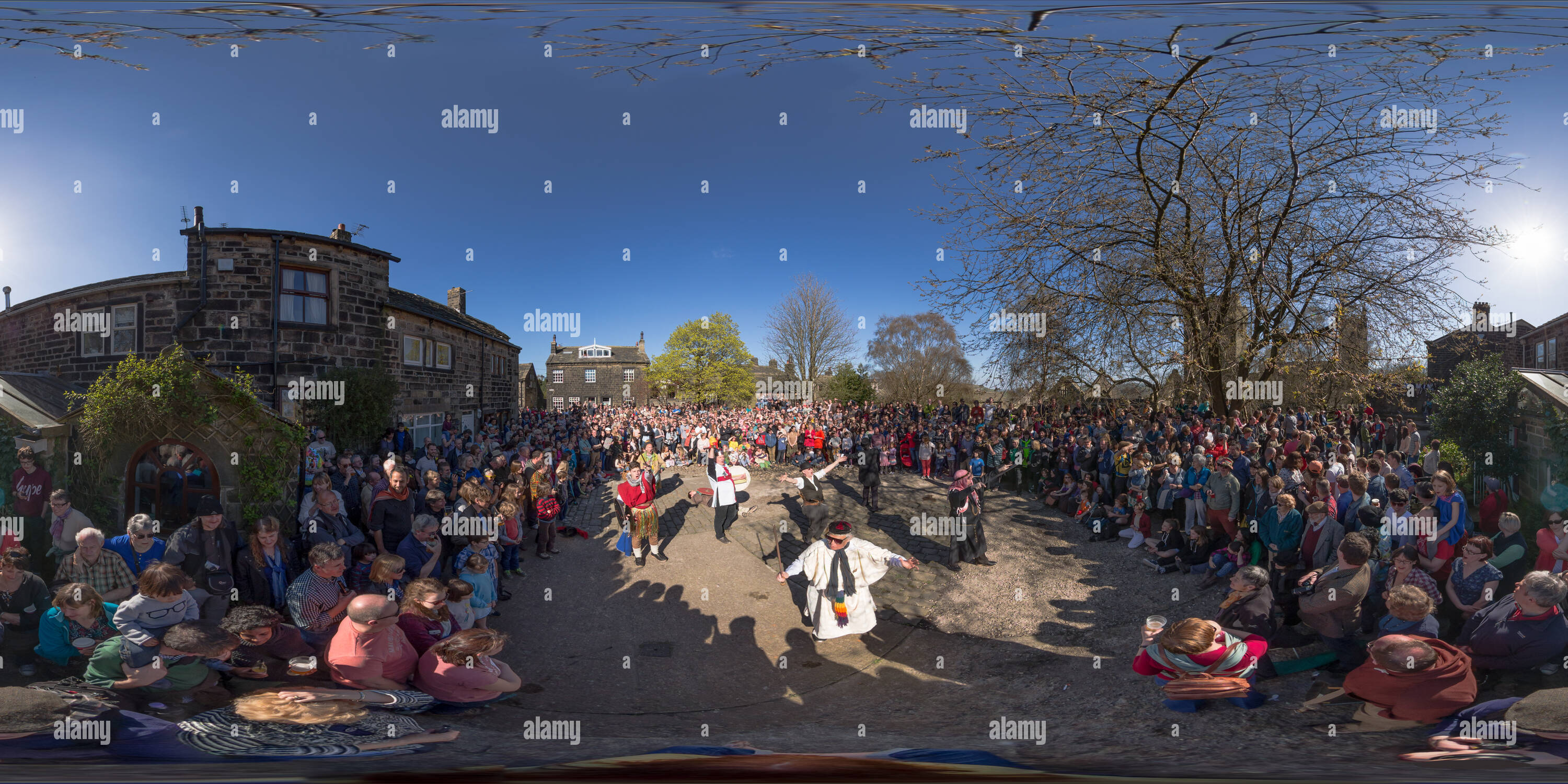 Visualizzazione panoramica a 360 gradi di Eseguire il ritmo di gioco di uovo a Heptonstall, Venerdì Santo 2014 (vista 2)