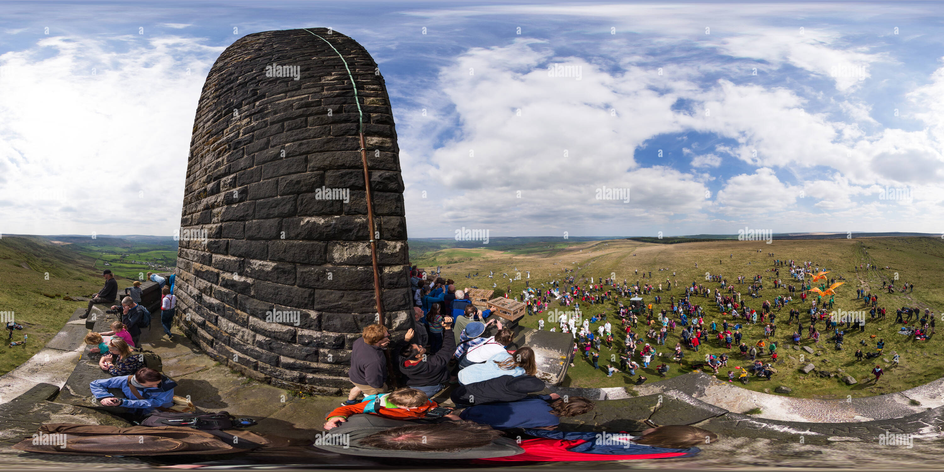 Visualizzazione panoramica a 360 gradi di Rilasciando i piccioni per il bicentenario di Stoodley Pike monumento