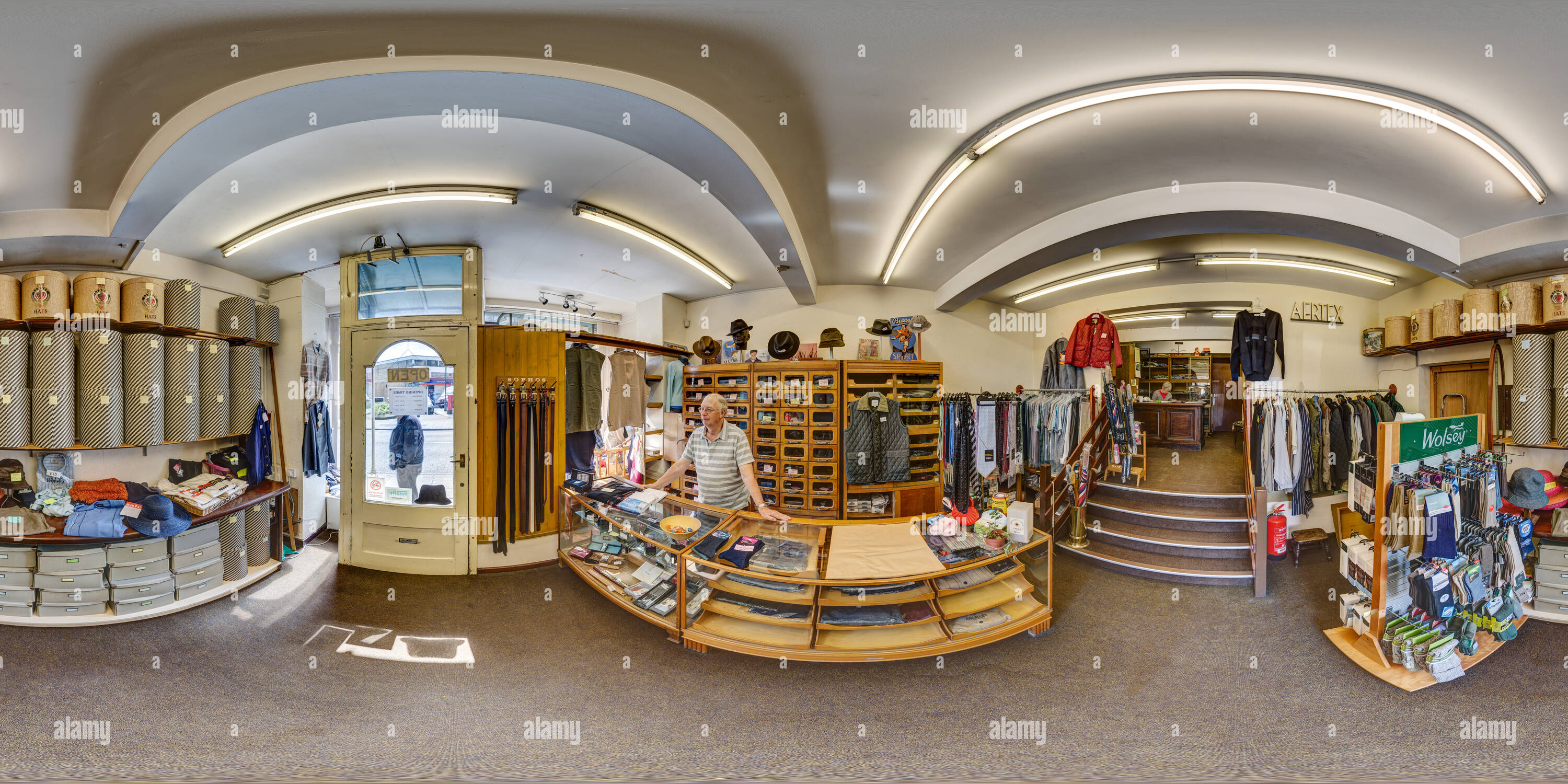 Visualizzazione panoramica a 360 gradi di All'interno il Marshalls Menswear shop, est. 1895